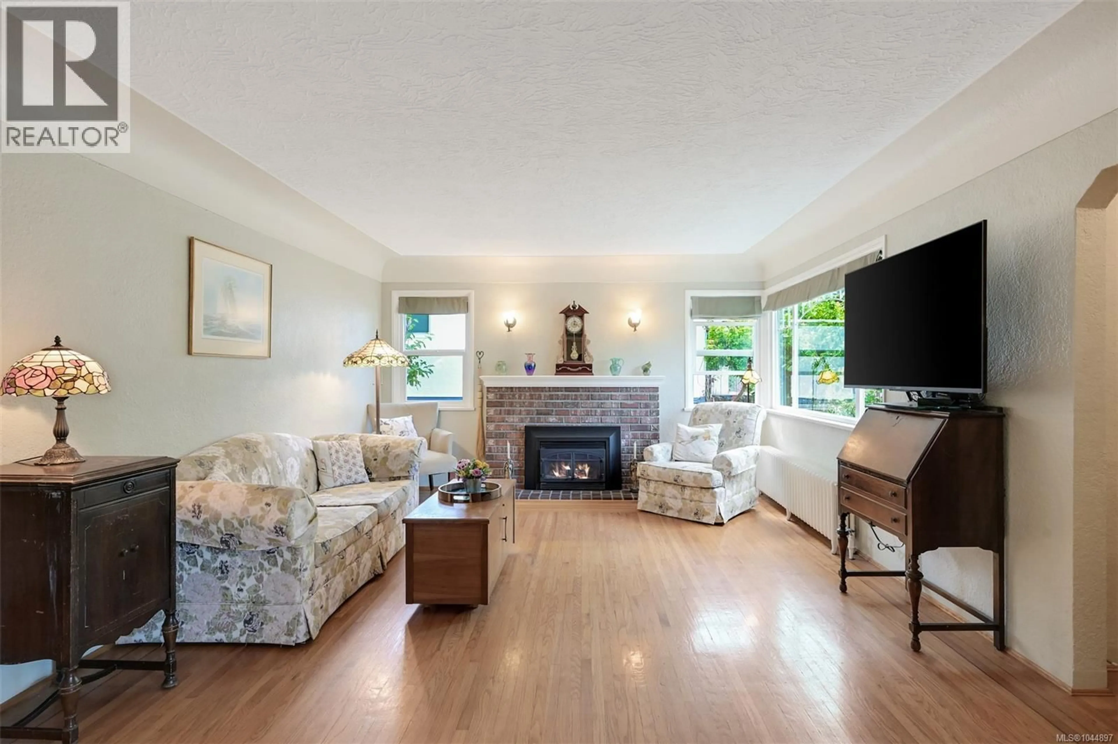 Living room with furniture, wood/laminate floor for 3835 CUMBERLAND ROAD, Saanich British Columbia V8P3S1