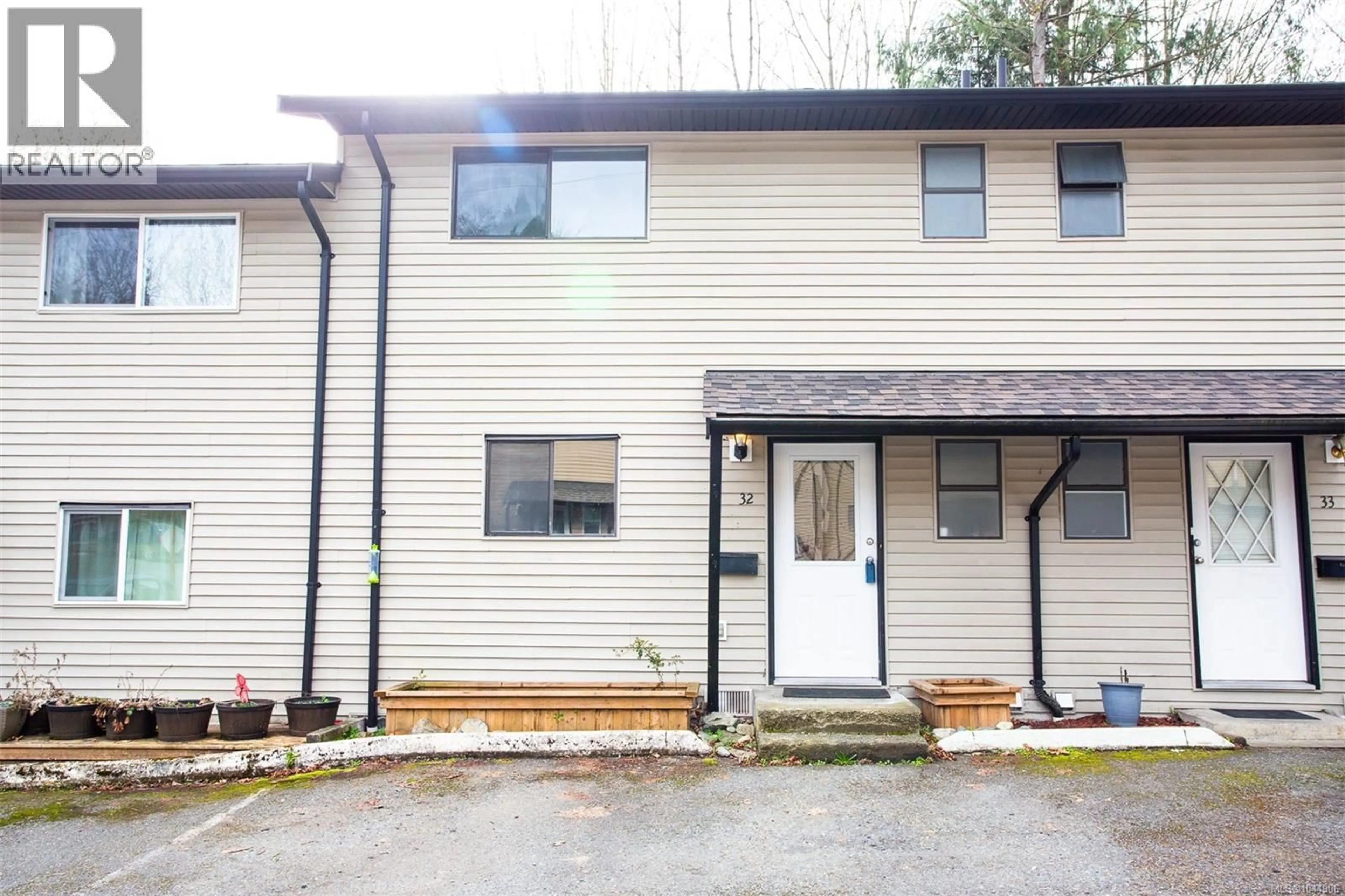 Home with vinyl exterior material, street for 32 - 3025 COWICHAN LAKE ROAD, Duncan British Columbia V9L4B5