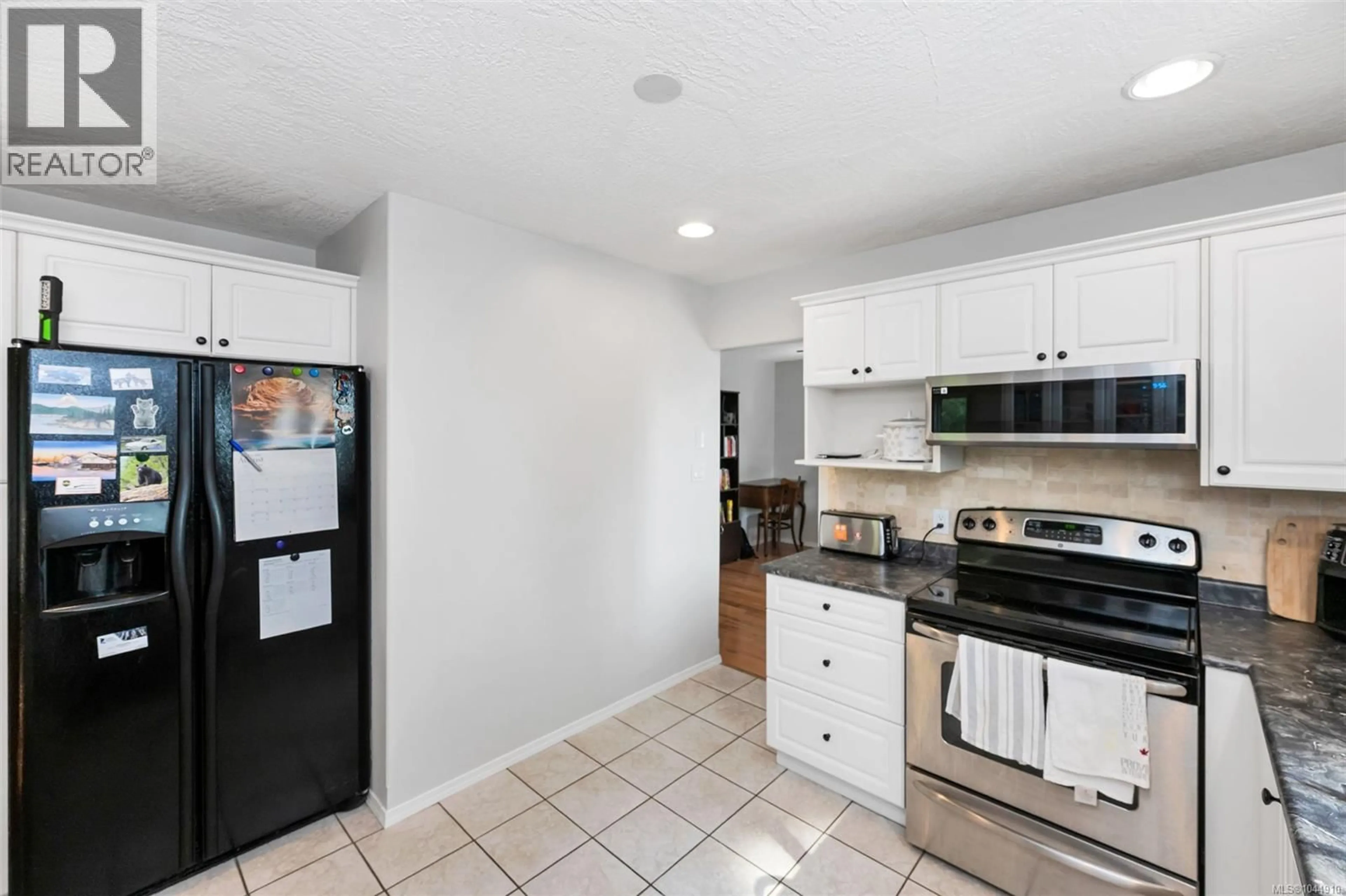Standard kitchen, ceramic/tile floor for 2437 BENKO ROAD, Mill Bay British Columbia V0R2P4