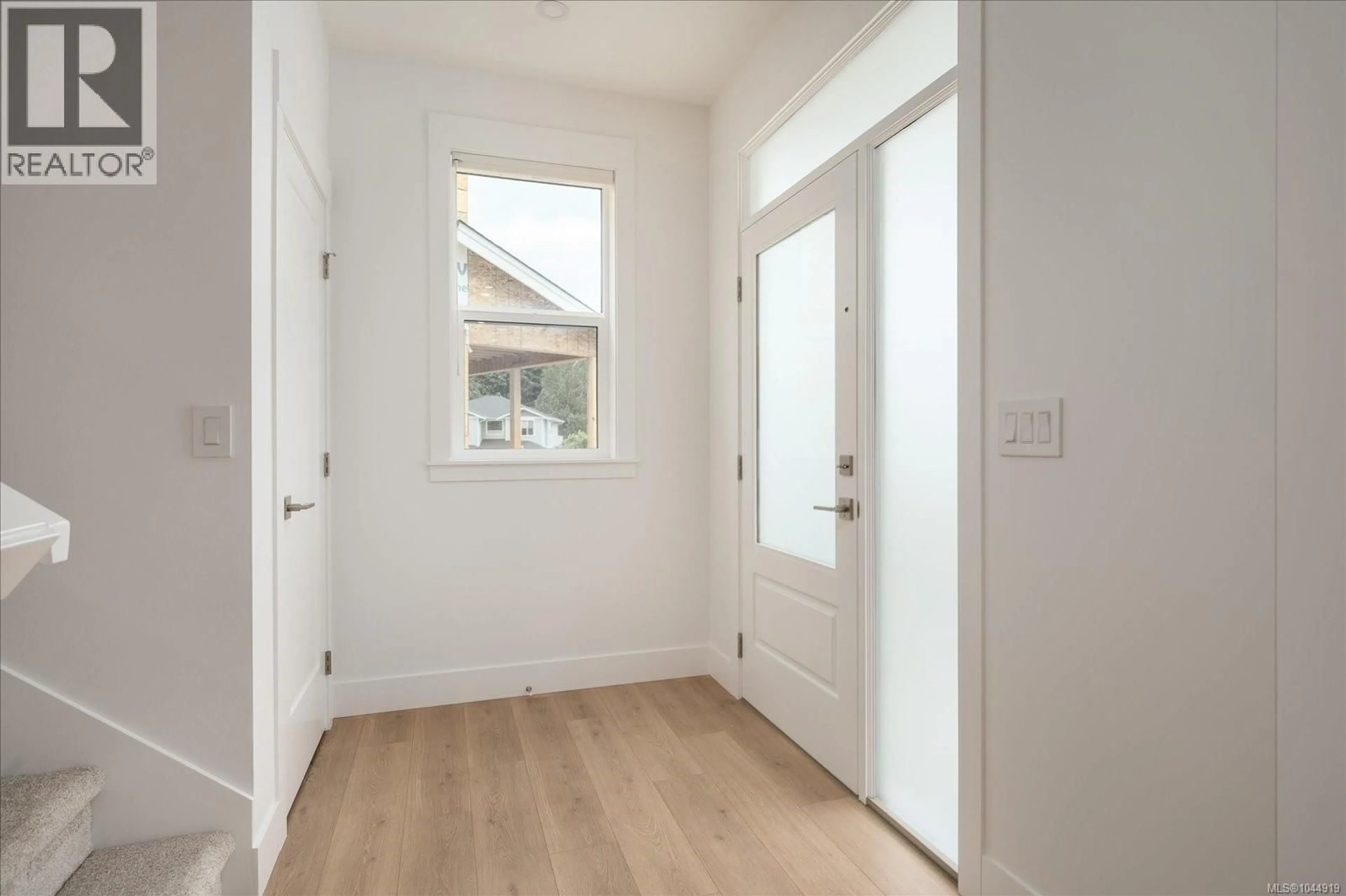 Indoor entryway for 3800 MARJORIE WAY, Nanaimo British Columbia V9T0K3