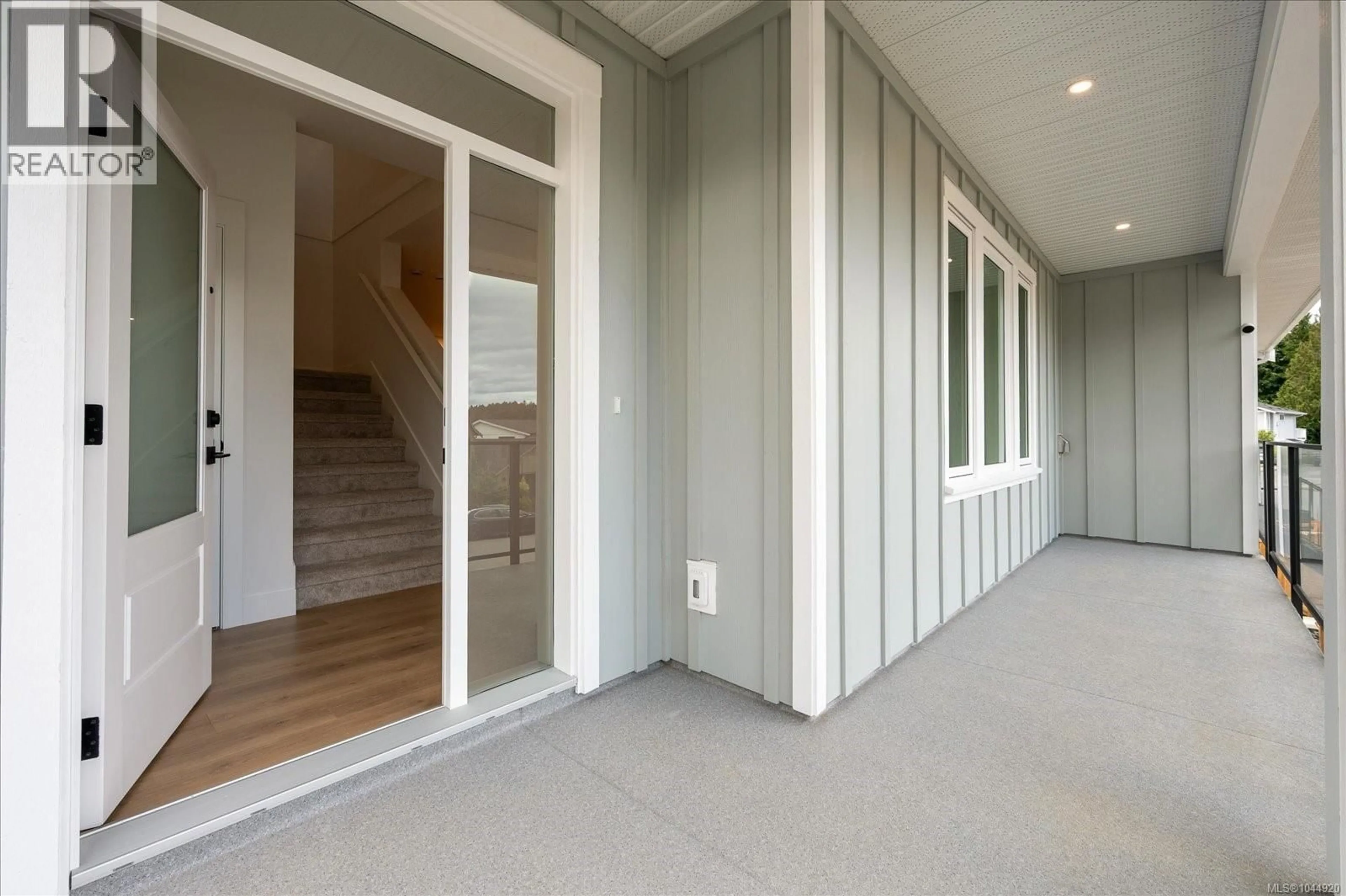Indoor foyer for 3802 MARJORIE WAY, Nanaimo British Columbia V9T0K3