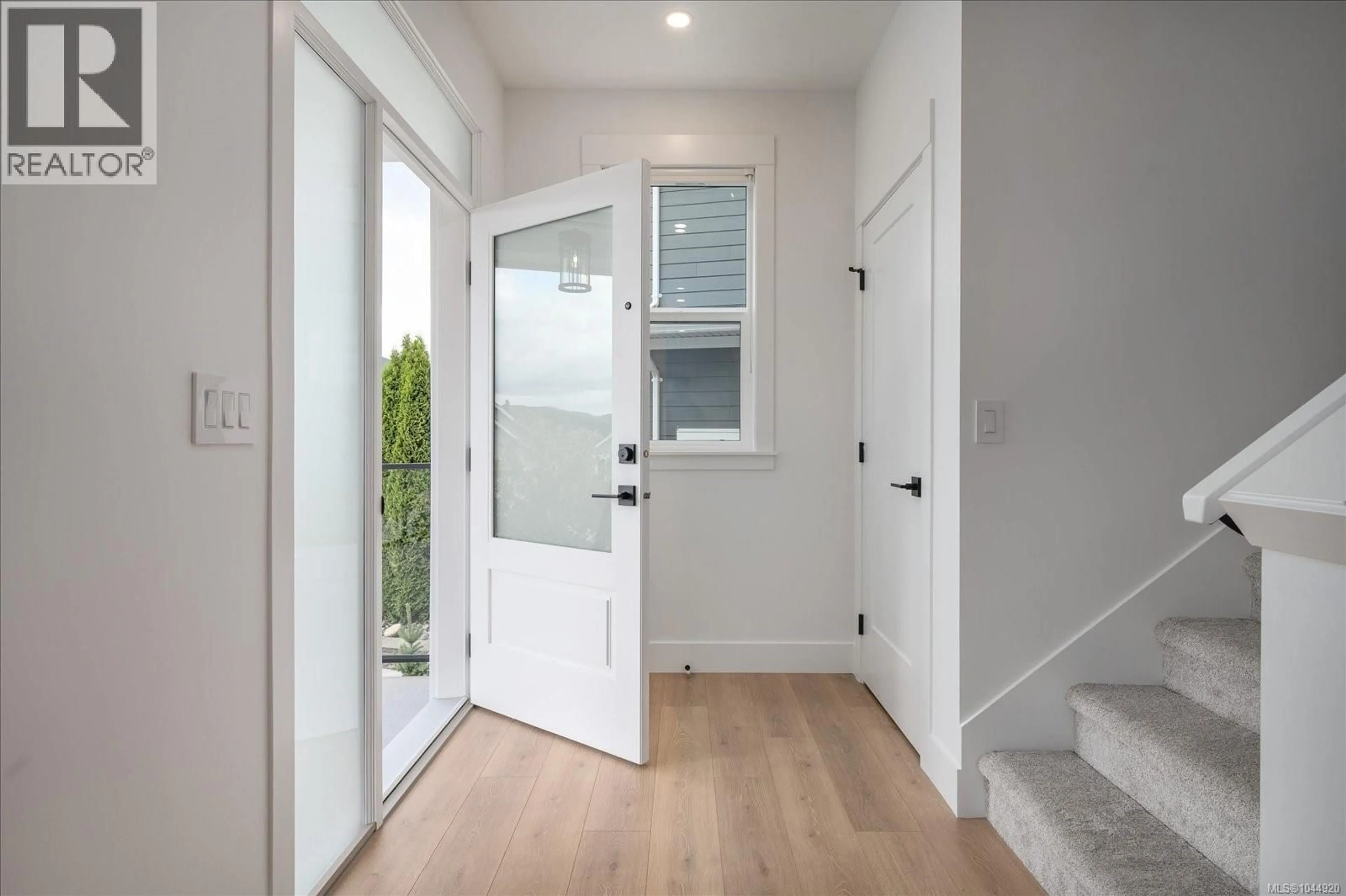 Indoor entryway for 3802 MARJORIE WAY, Nanaimo British Columbia V9T0K3