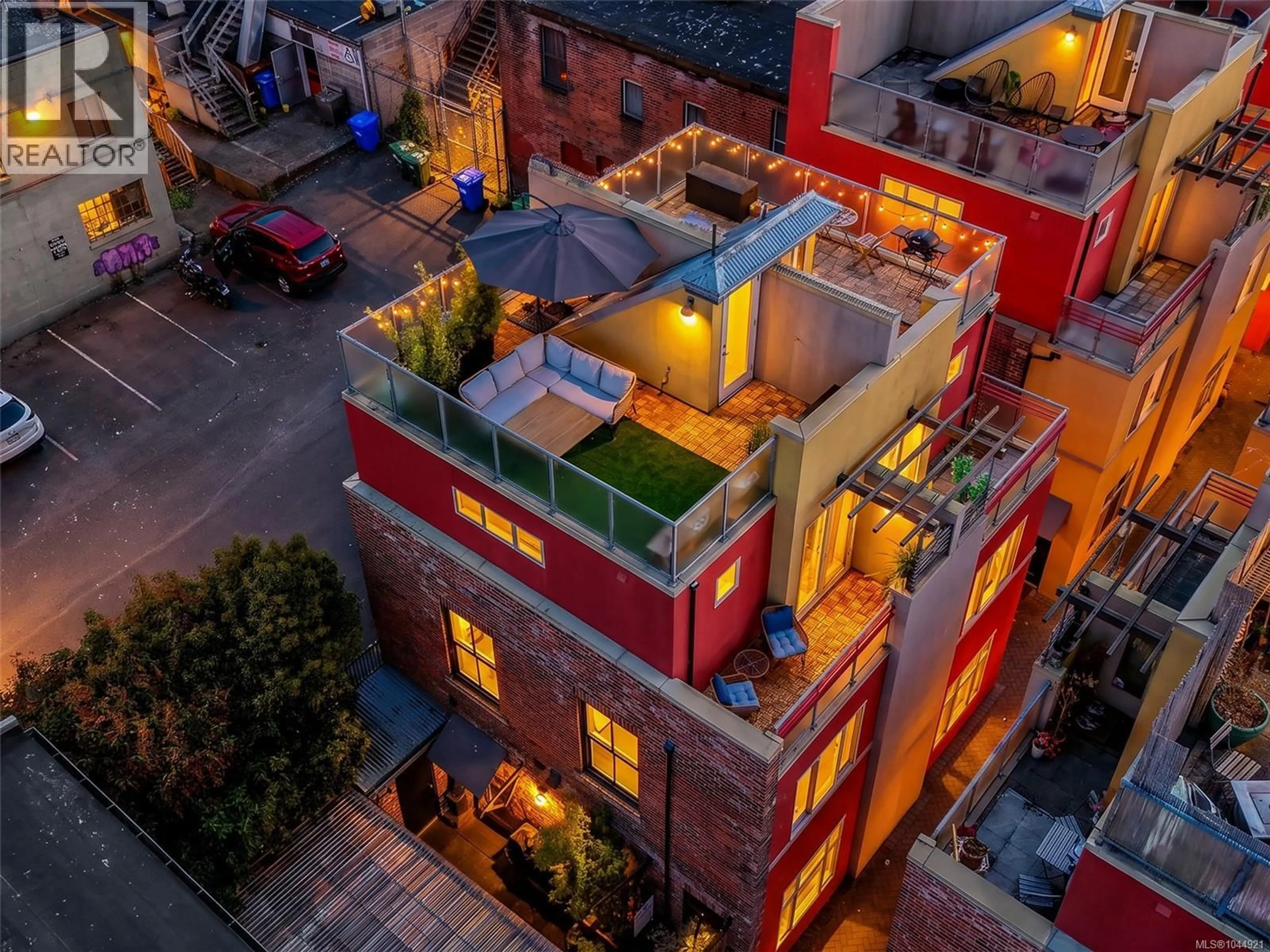 A pic from outside/outdoor area/front of a property/back of a property/a pic from drone, city buildings view from balcony for 1 - 532 1/2 FISGARD STREET, Victoria British Columbia V8W1R4