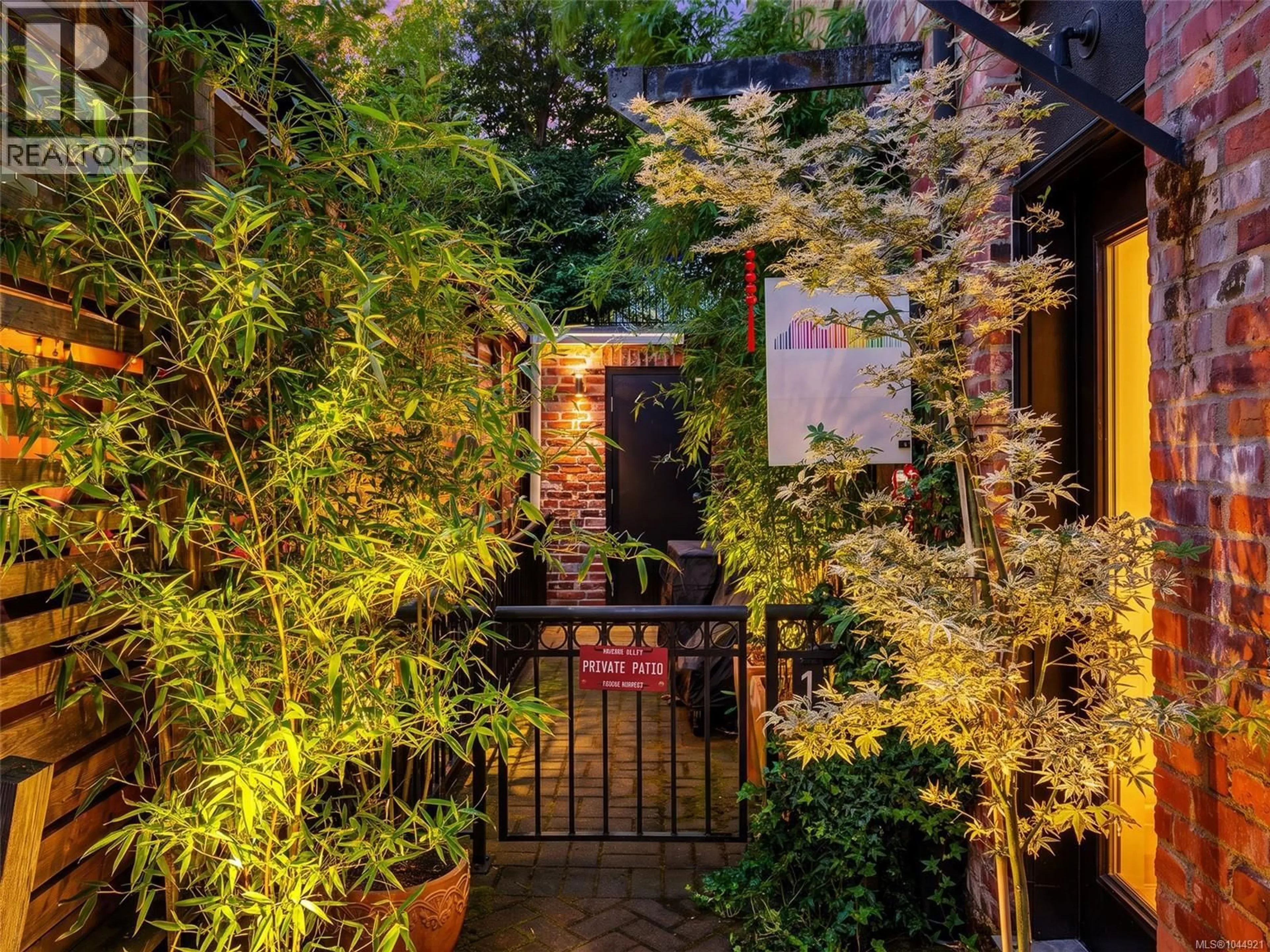 Patio, street for 1 - 532 1/2 FISGARD STREET, Victoria British Columbia V8W1R4