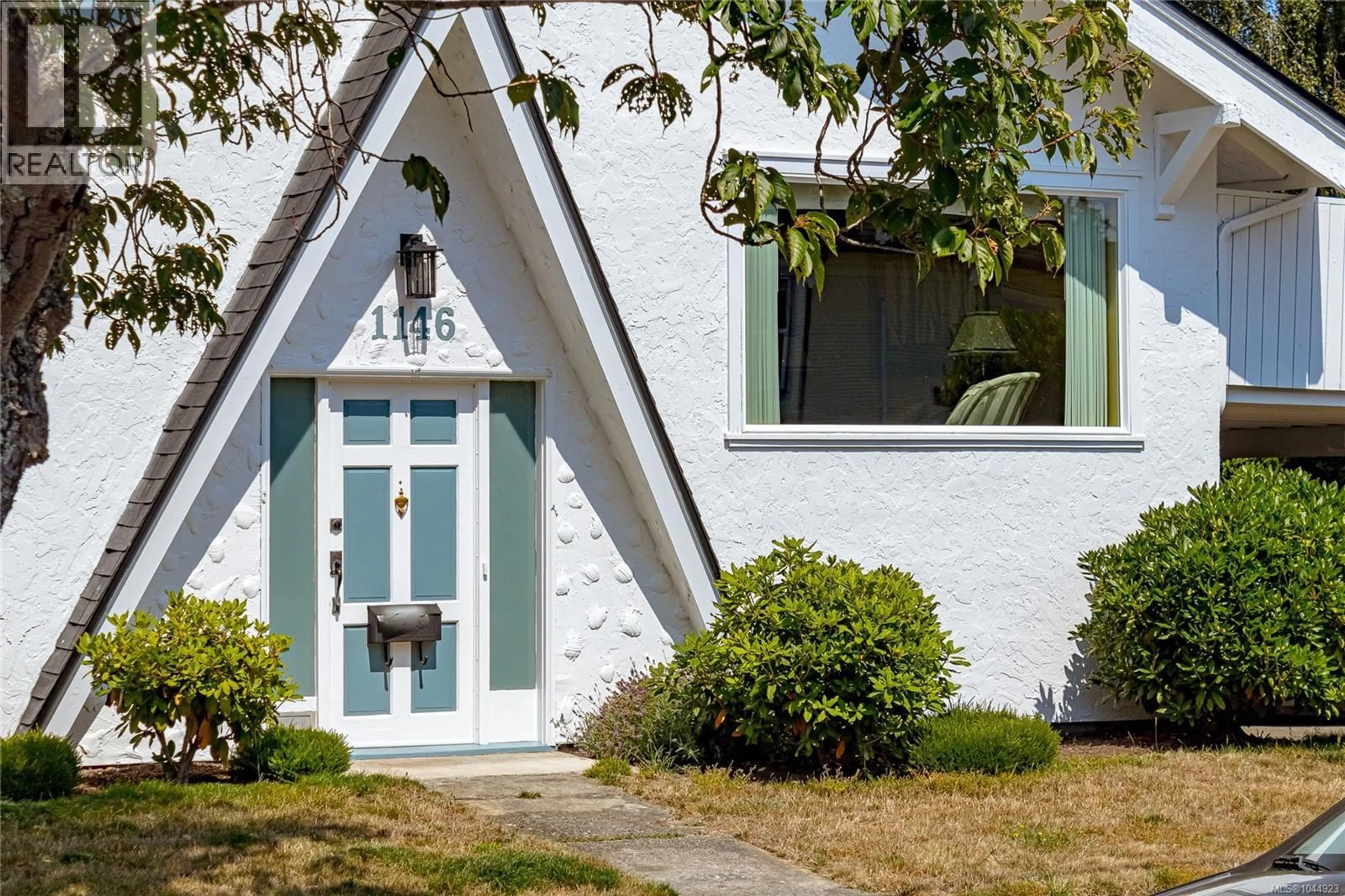 Home with vinyl exterior material, street for 1146 LEONARD STREET, Victoria British Columbia V8V2S4