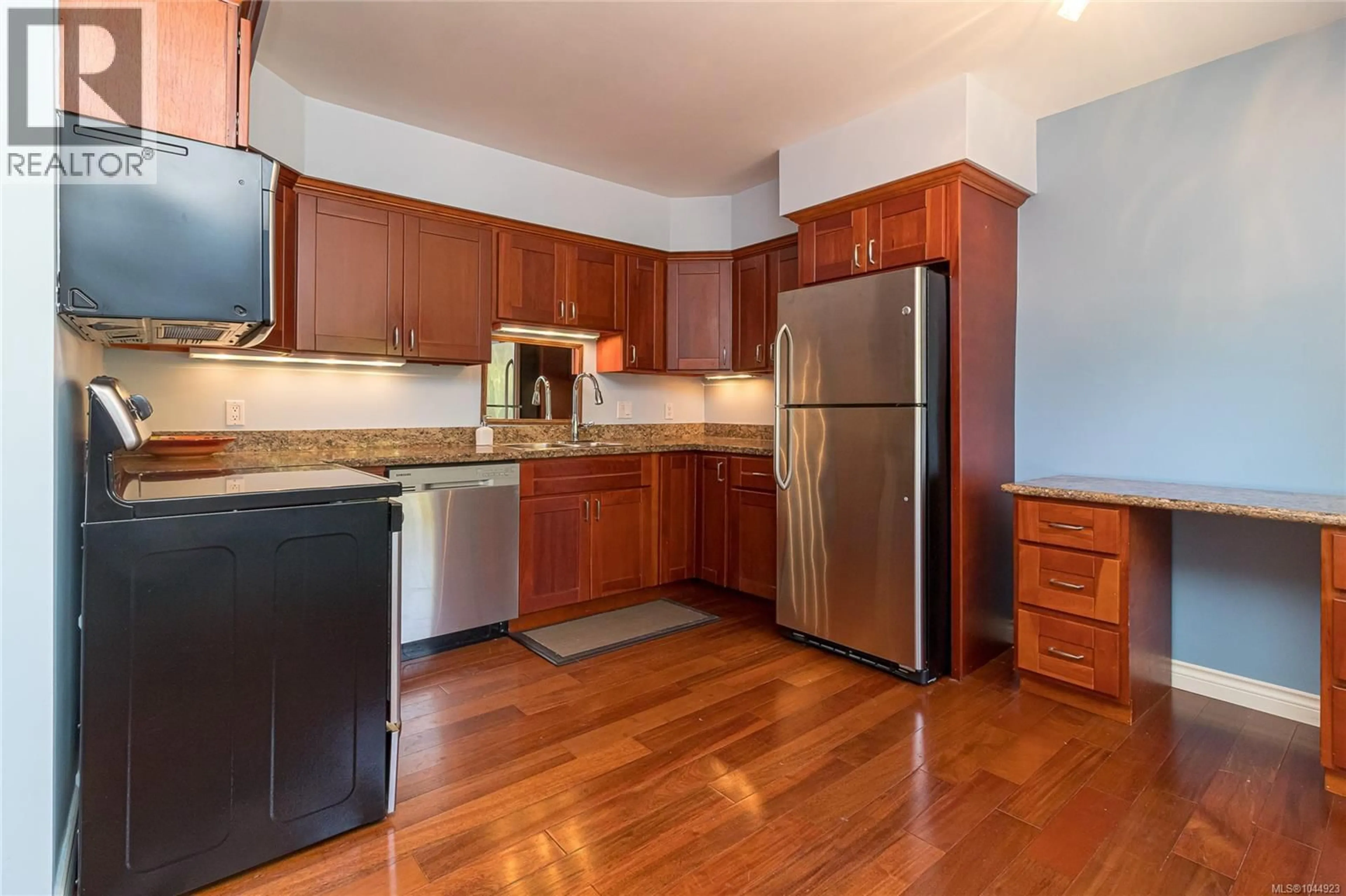 Standard kitchen, wood/laminate floor for 1146 LEONARD STREET, Victoria British Columbia V8V2S4