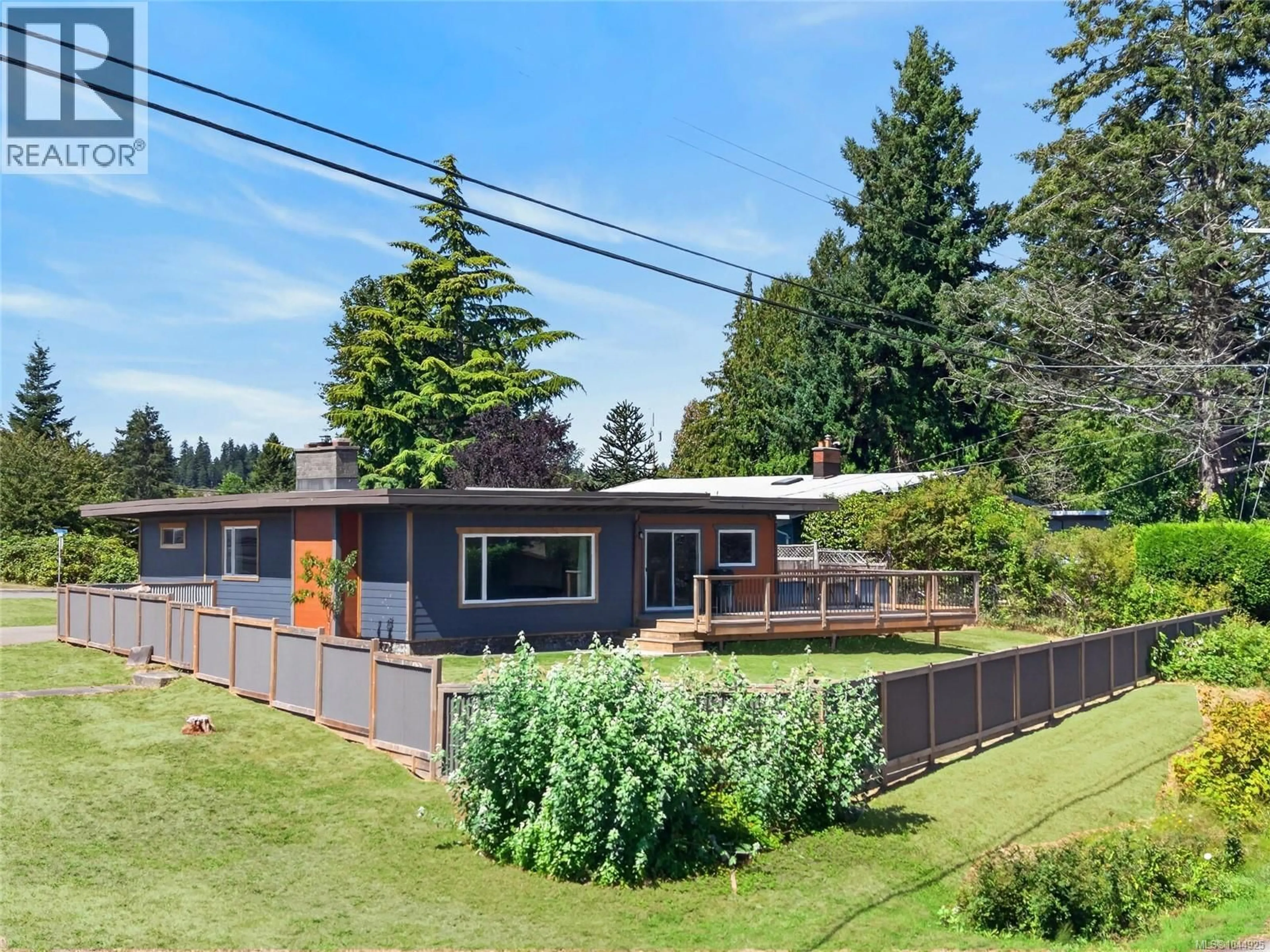 A pic from outside/outdoor area/front of a property/back of a property/a pic from drone, unknown for 3584 ISLAND HIGHWAY, Campbell River British Columbia V9W1E3
