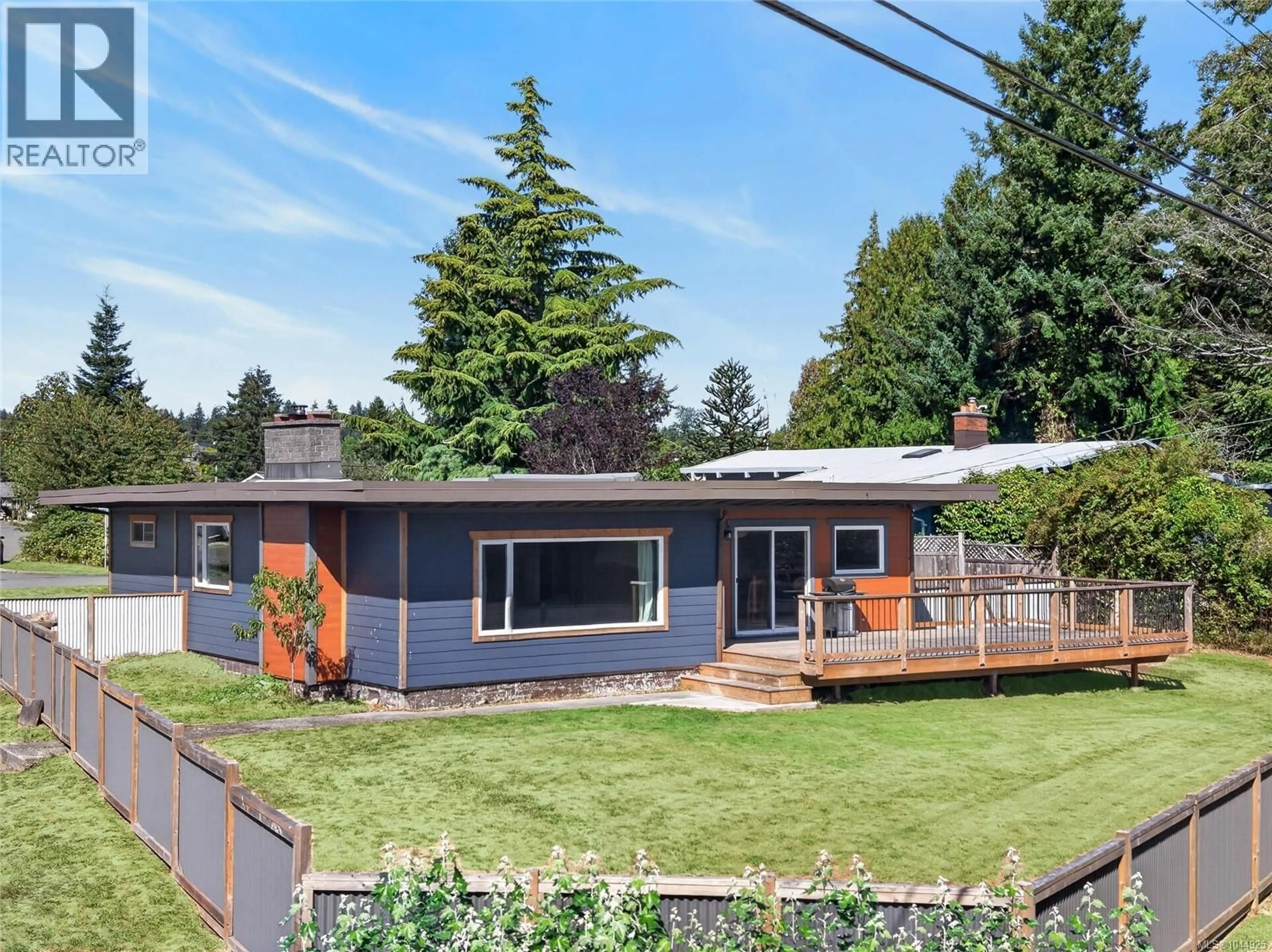 Home with vinyl exterior material, street for 3584 ISLAND HIGHWAY, Campbell River British Columbia V9W1E3