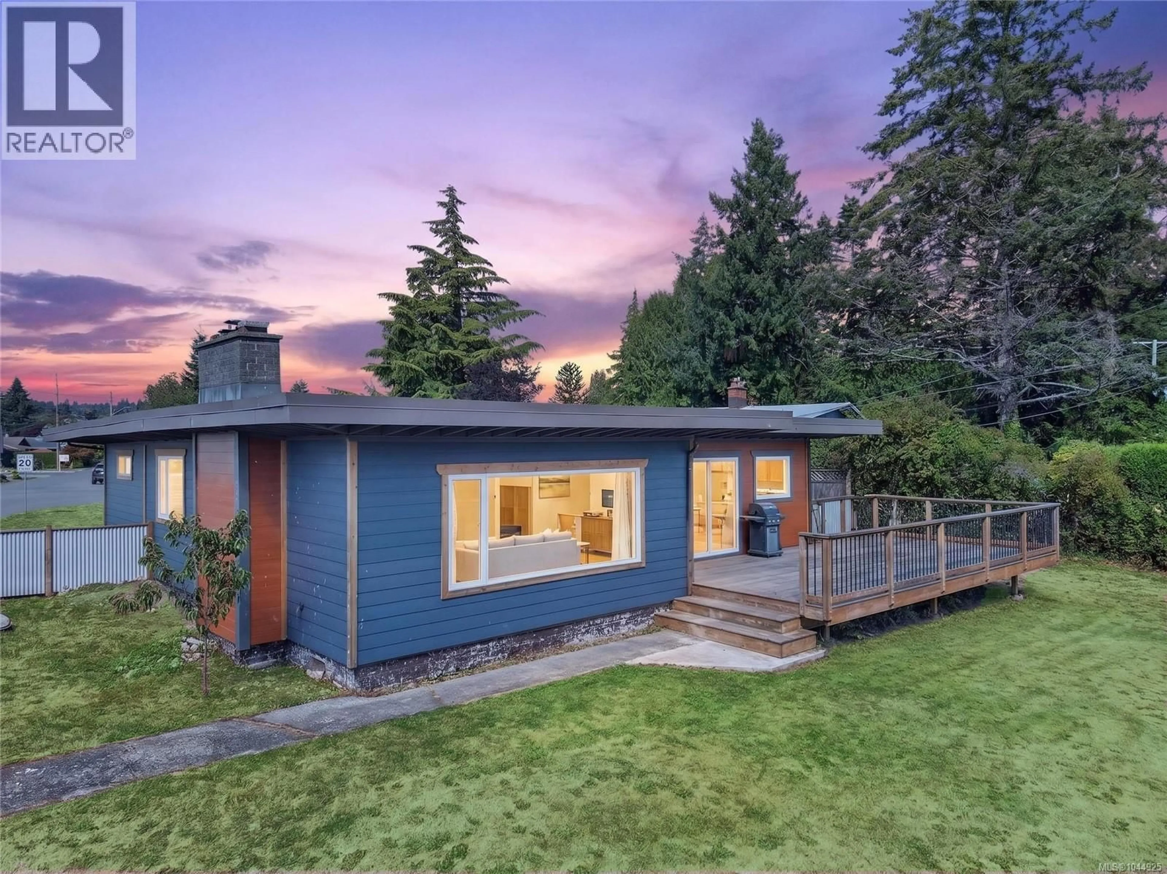 Home with vinyl exterior material, street for 3584 ISLAND HIGHWAY, Campbell River British Columbia V9W1E3