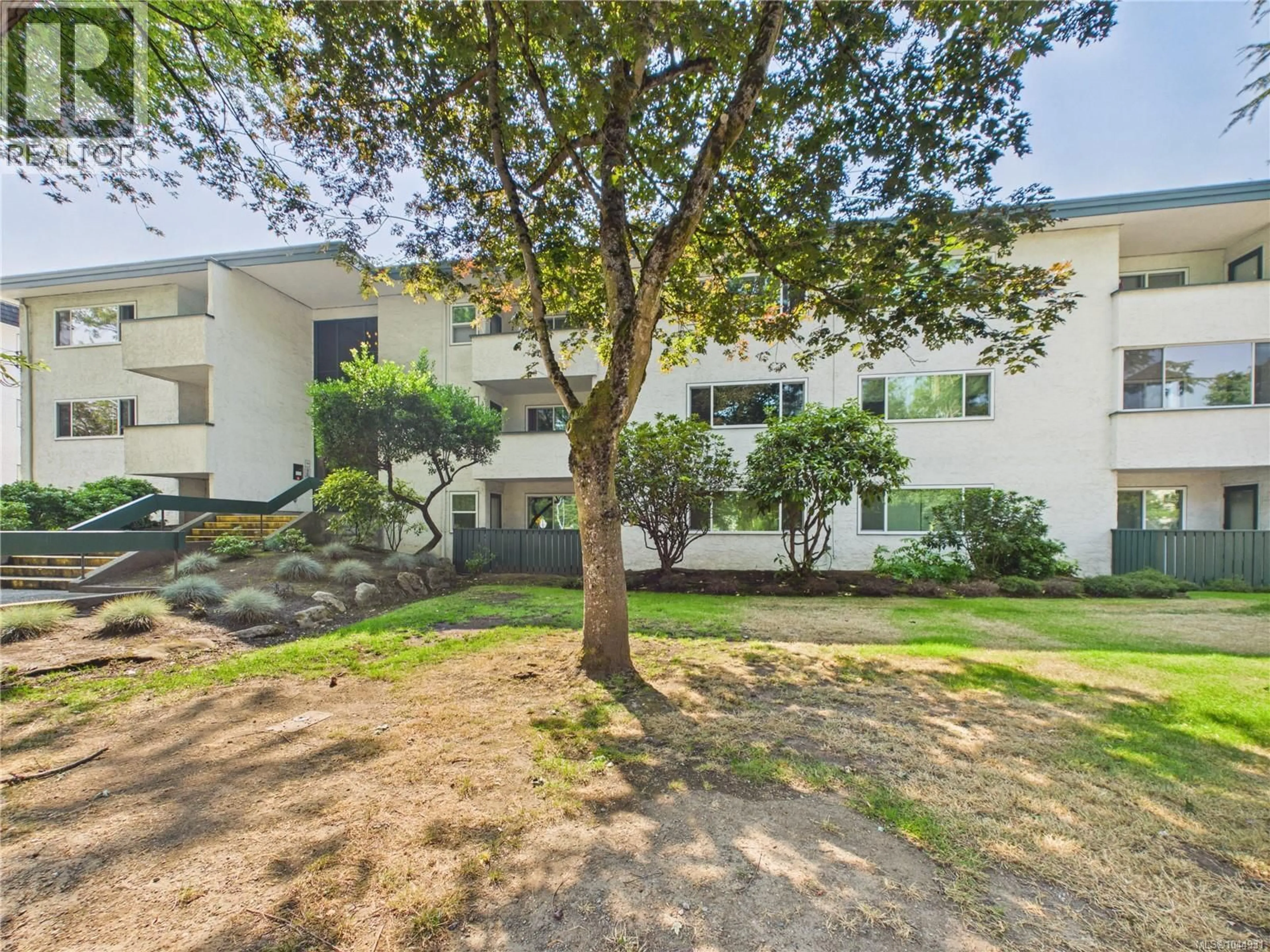 A pic from outside/outdoor area/front of a property/back of a property/a pic from drone, unknown for 302 - 3880 SHELBOURNE STREET, Saanich British Columbia V8P4H7