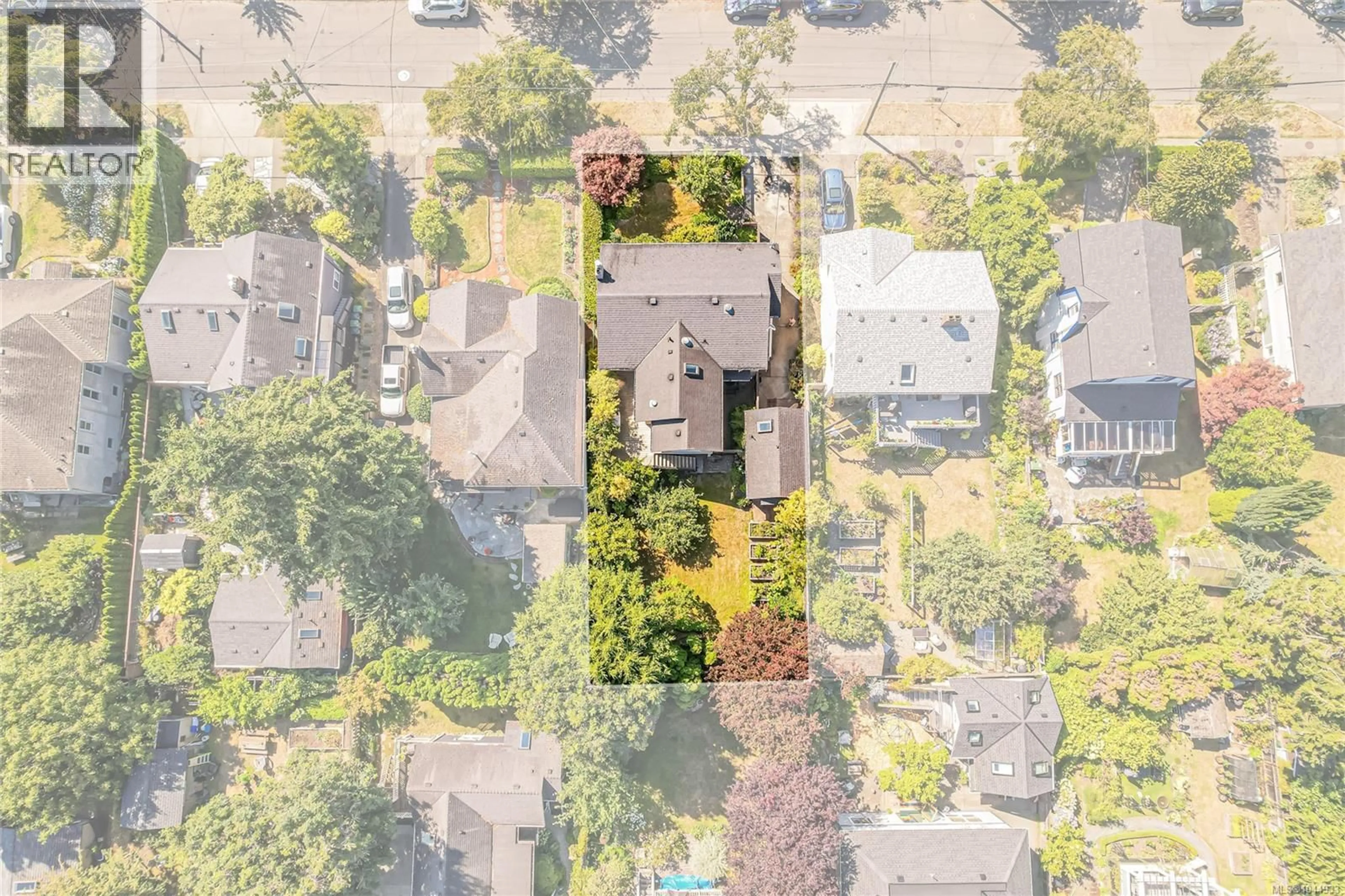 A pic from outside/outdoor area/front of a property/back of a property/a pic from drone, street for 129 MOSS STREET, Victoria British Columbia V8V4M2