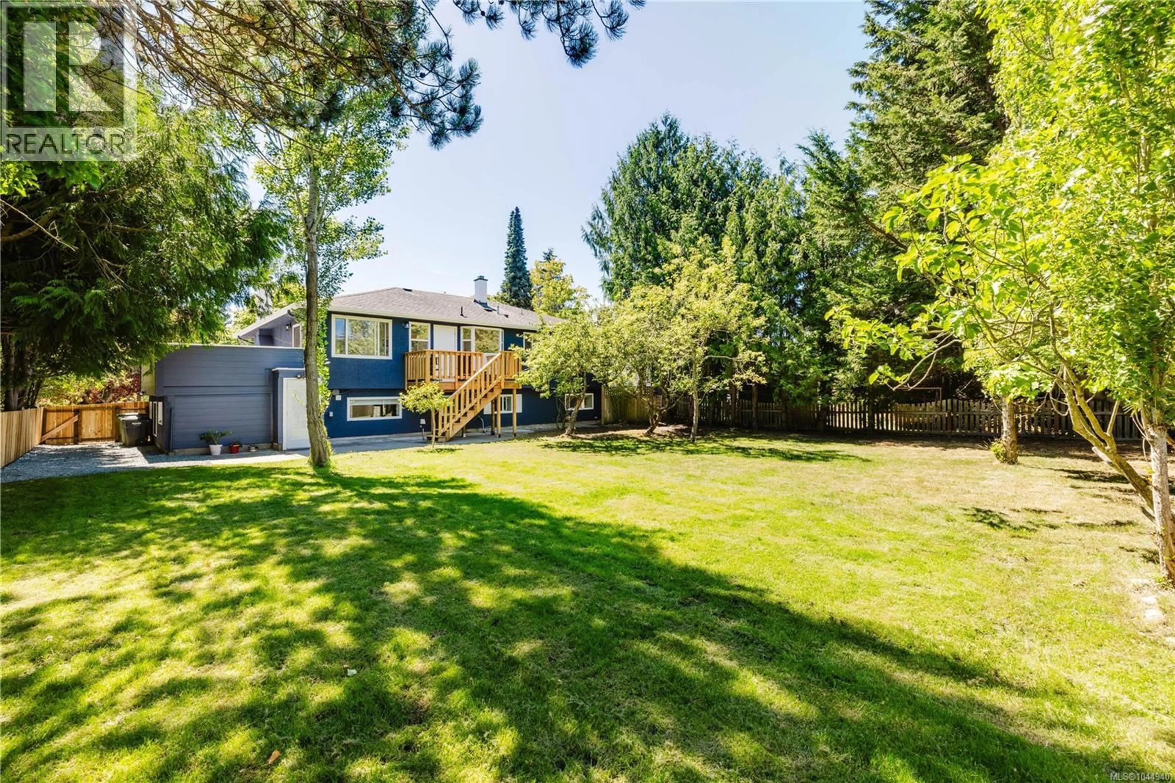 A pic from outside/outdoor area/front of a property/back of a property/a pic from drone, unknown for 1910 SAN RAFAEL CRESCENT, Saanich British Columbia V8N2H5