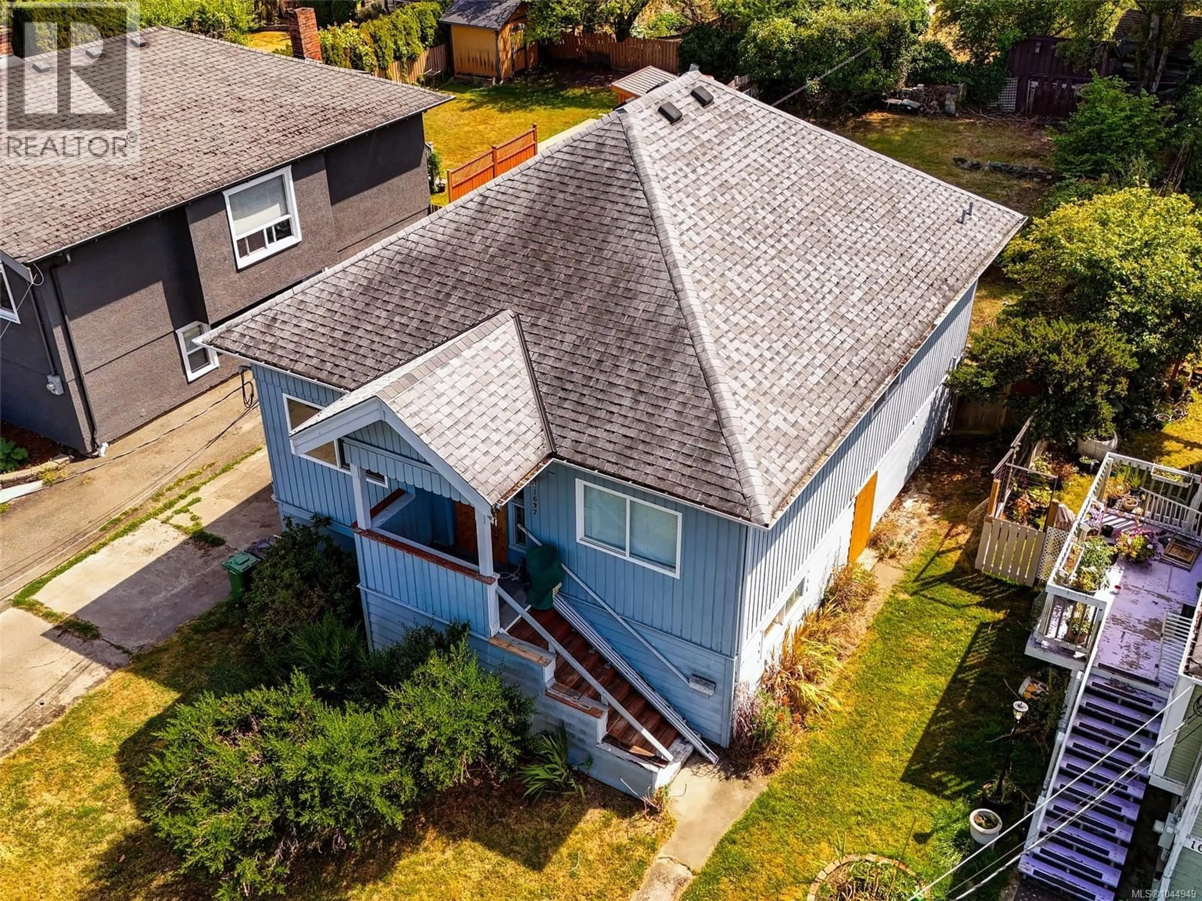 A pic from outside/outdoor area/front of a property/back of a property/a pic from drone, street for 1637 PEMBROKE STREET, Victoria British Columbia V8R1W4