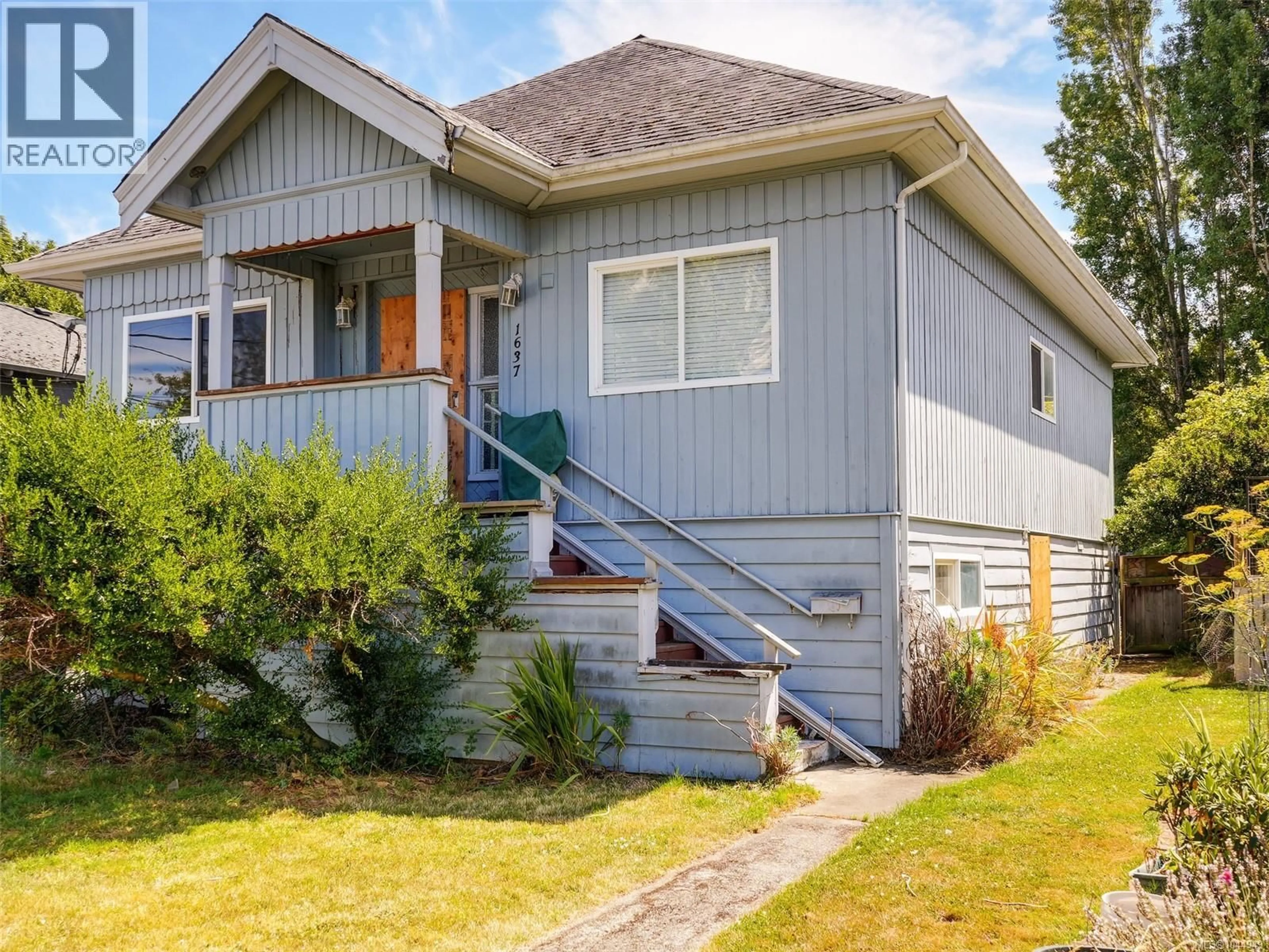 Home with vinyl exterior material, street for 1637 PEMBROKE STREET, Victoria British Columbia V8R1W4