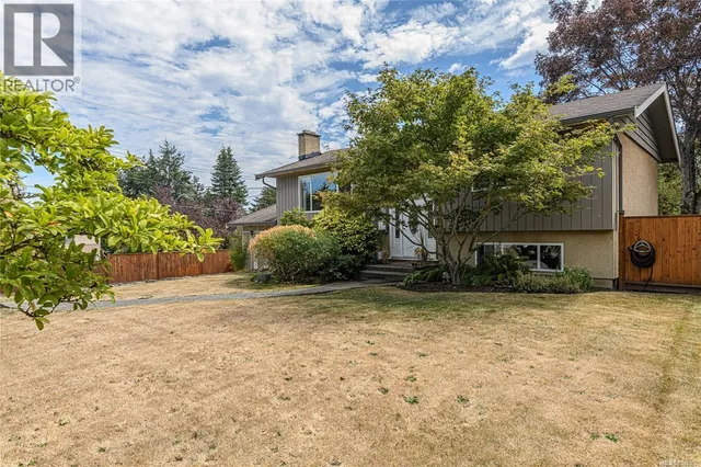 987 NICHOLSON STREET, Saanich 2
