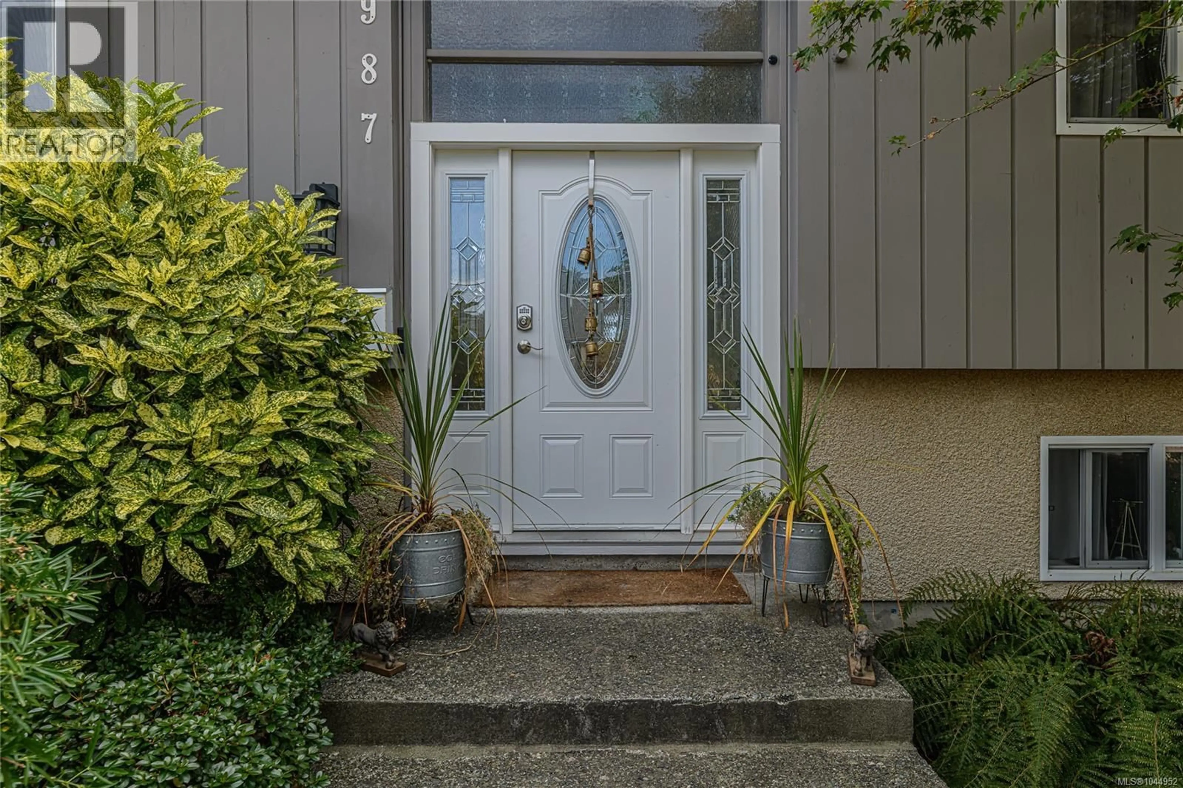 Indoor entryway for 987 NICHOLSON STREET, Saanich British Columbia V8X3K9