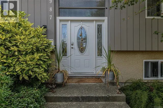 987 NICHOLSON STREET, Saanich 3