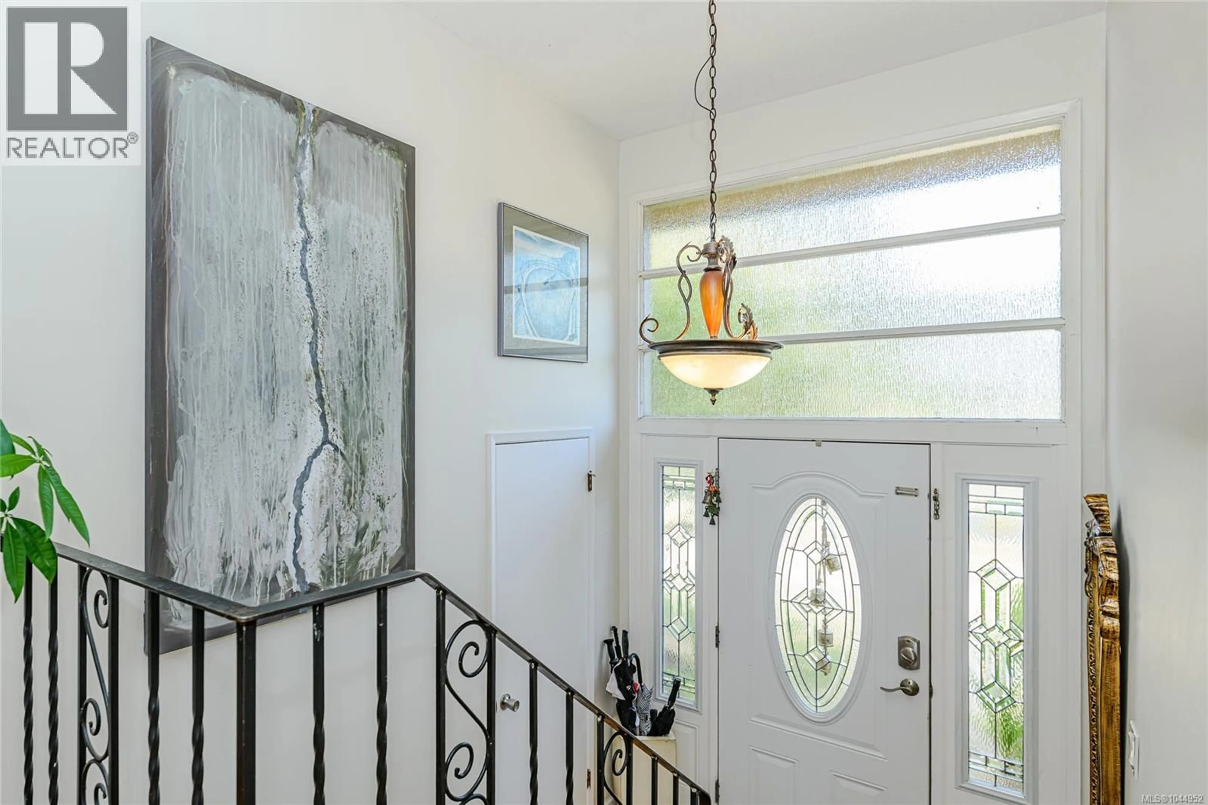 Indoor entryway for 987 NICHOLSON STREET, Saanich British Columbia V8X3K9