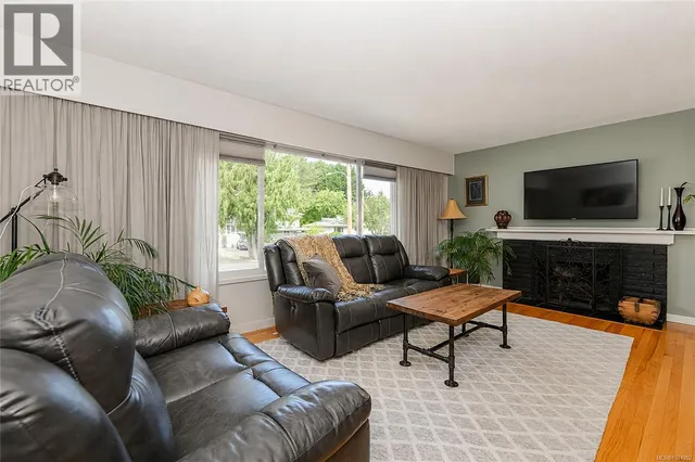 987 NICHOLSON STREET, Saanich 5