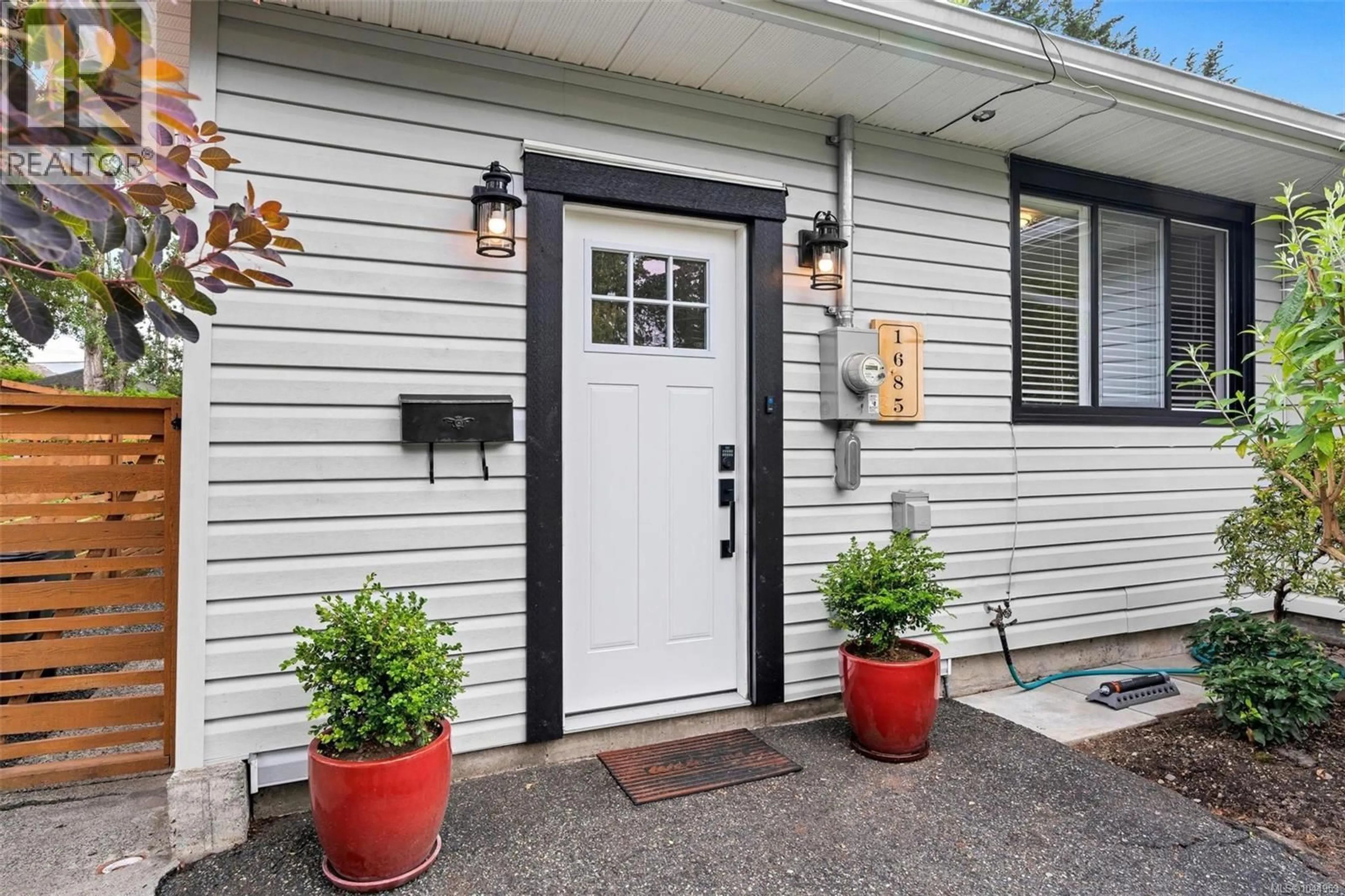 Indoor entryway for 1685 MIDGARD AVENUE, Saanich British Columbia V8P2Y4