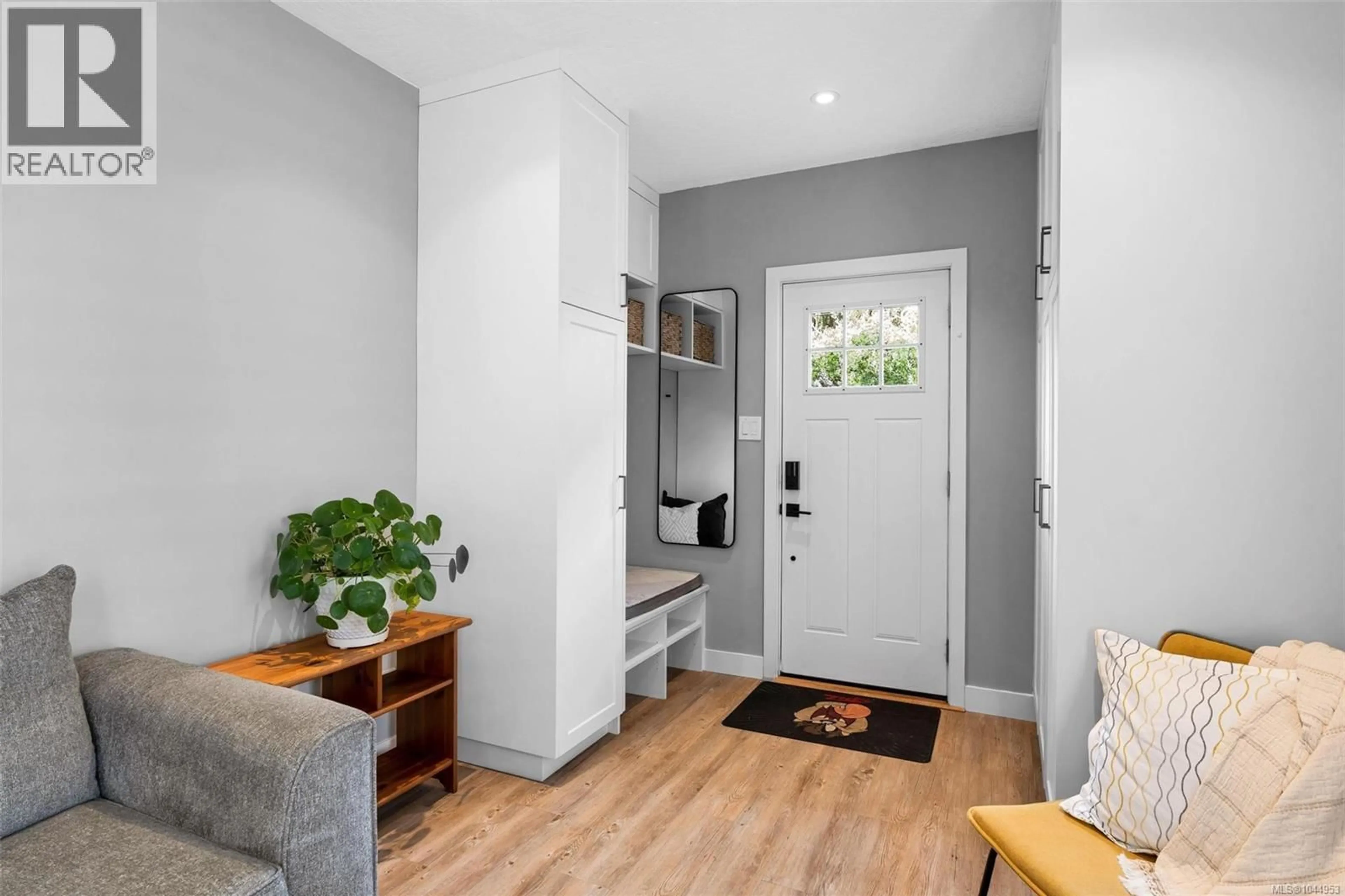 Indoor entryway for 1685 MIDGARD AVENUE, Saanich British Columbia V8P2Y4