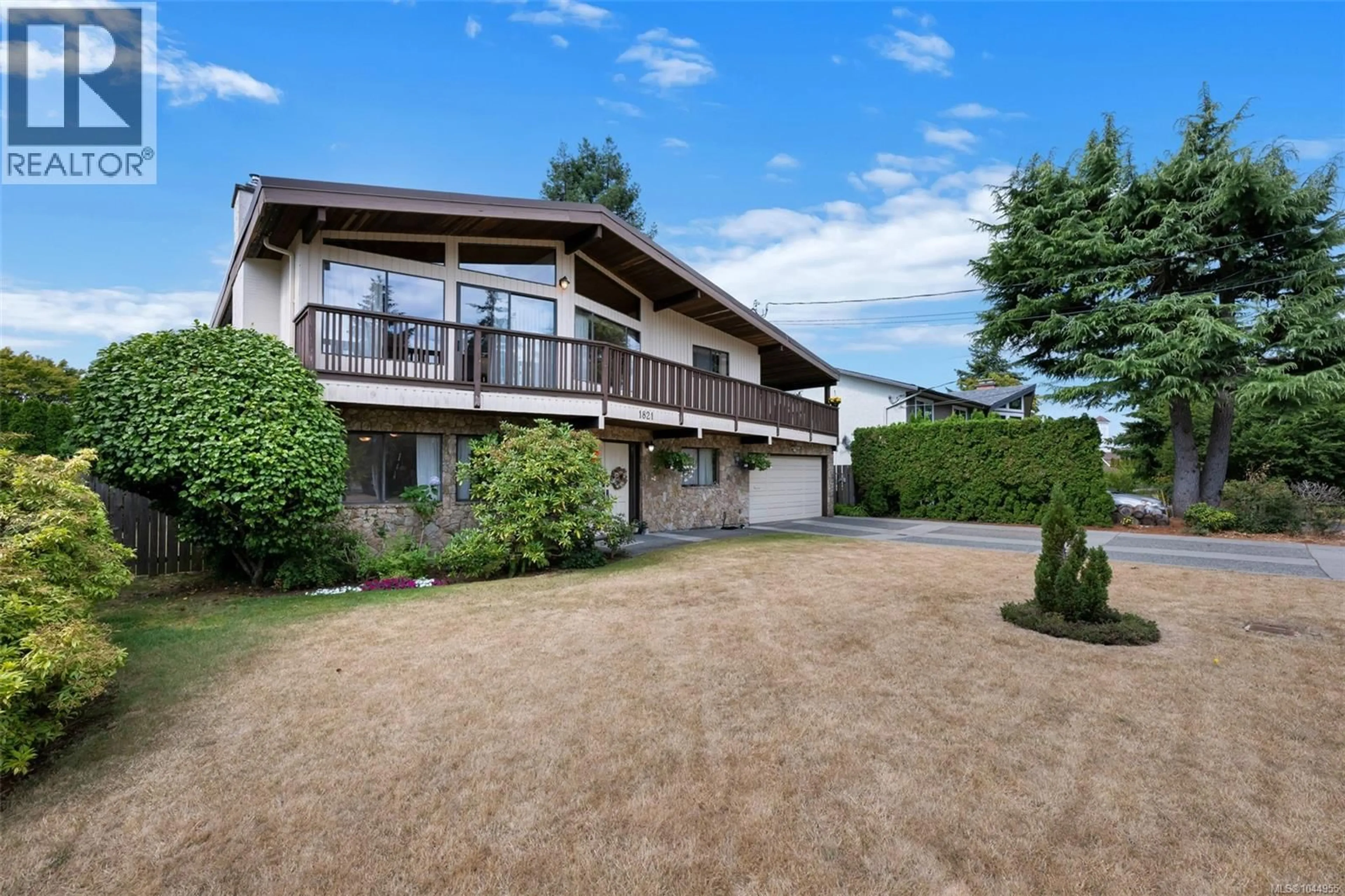 A pic from outside/outdoor area/front of a property/back of a property/a pic from drone, unknown for 1821 PENSHURST ROAD, Saanich British Columbia V8N2N8