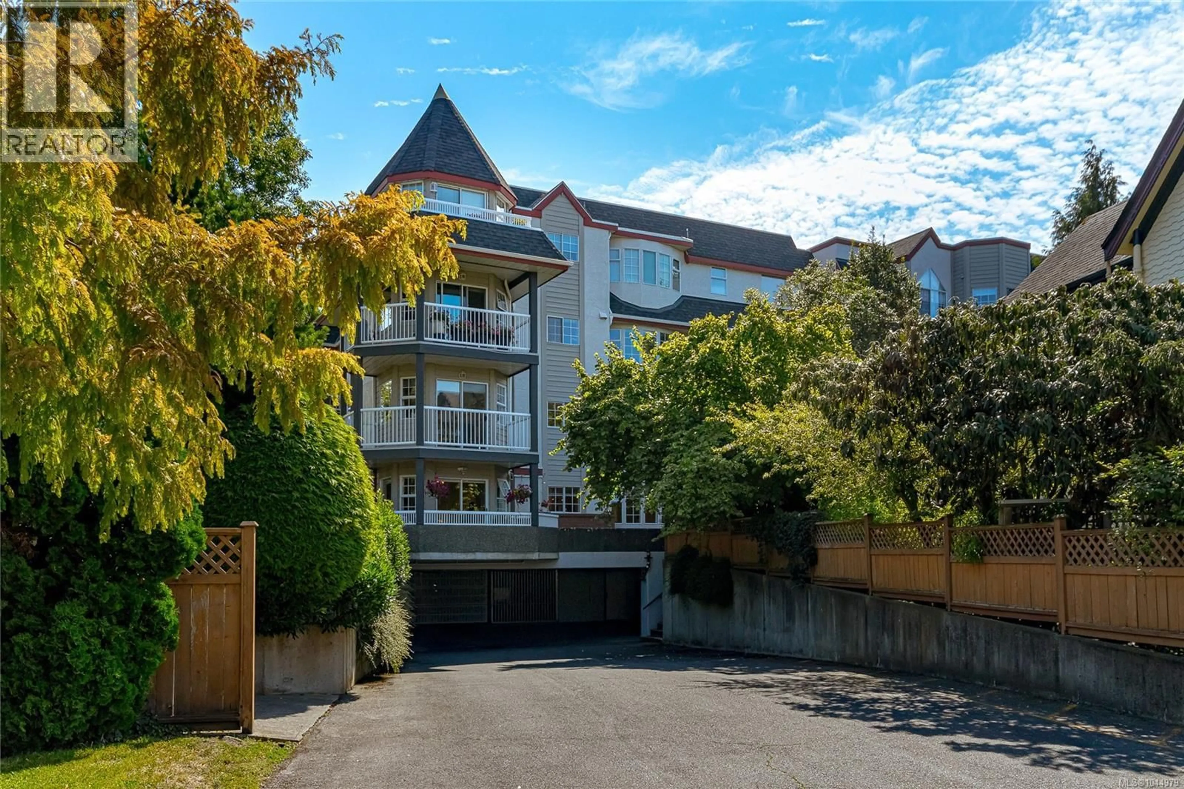 A pic from outside/outdoor area/front of a property/back of a property/a pic from drone, unknown for 101 - 1220 FORT STREET, Victoria British Columbia V8V3L2