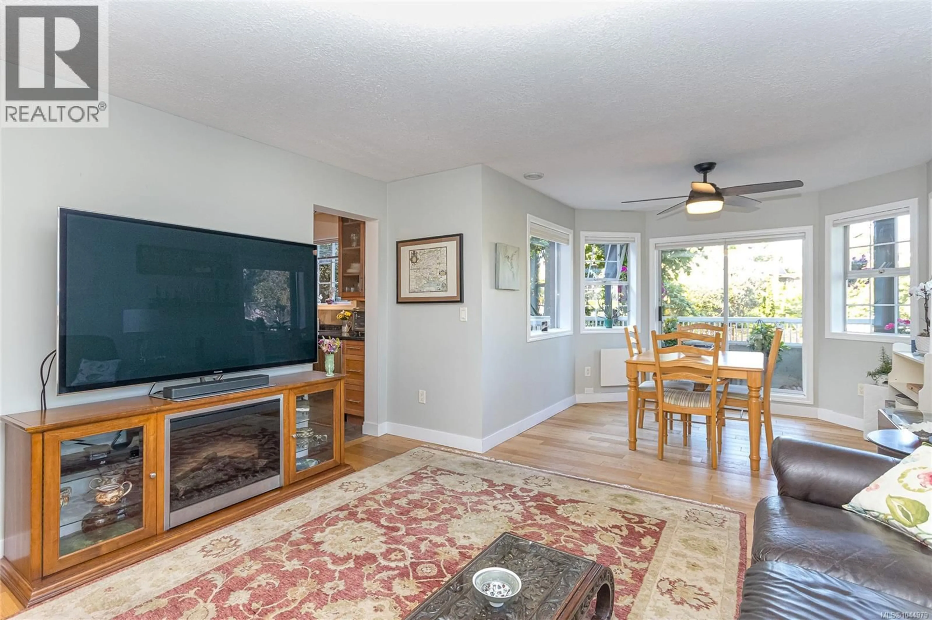 Living room with furniture, unknown for 101 - 1220 FORT STREET, Victoria British Columbia V8V3L2