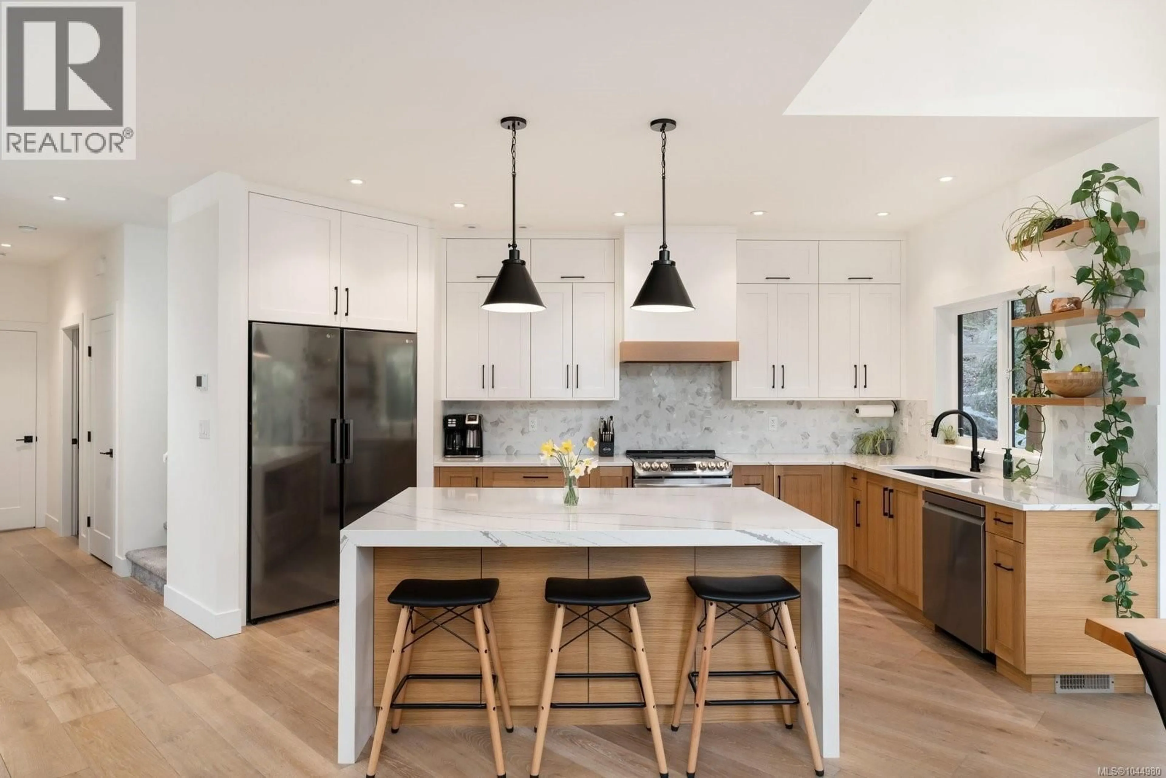 Contemporary kitchen, unknown for 1535 EAGLE WAY, North Saanich British Columbia V8L5S3