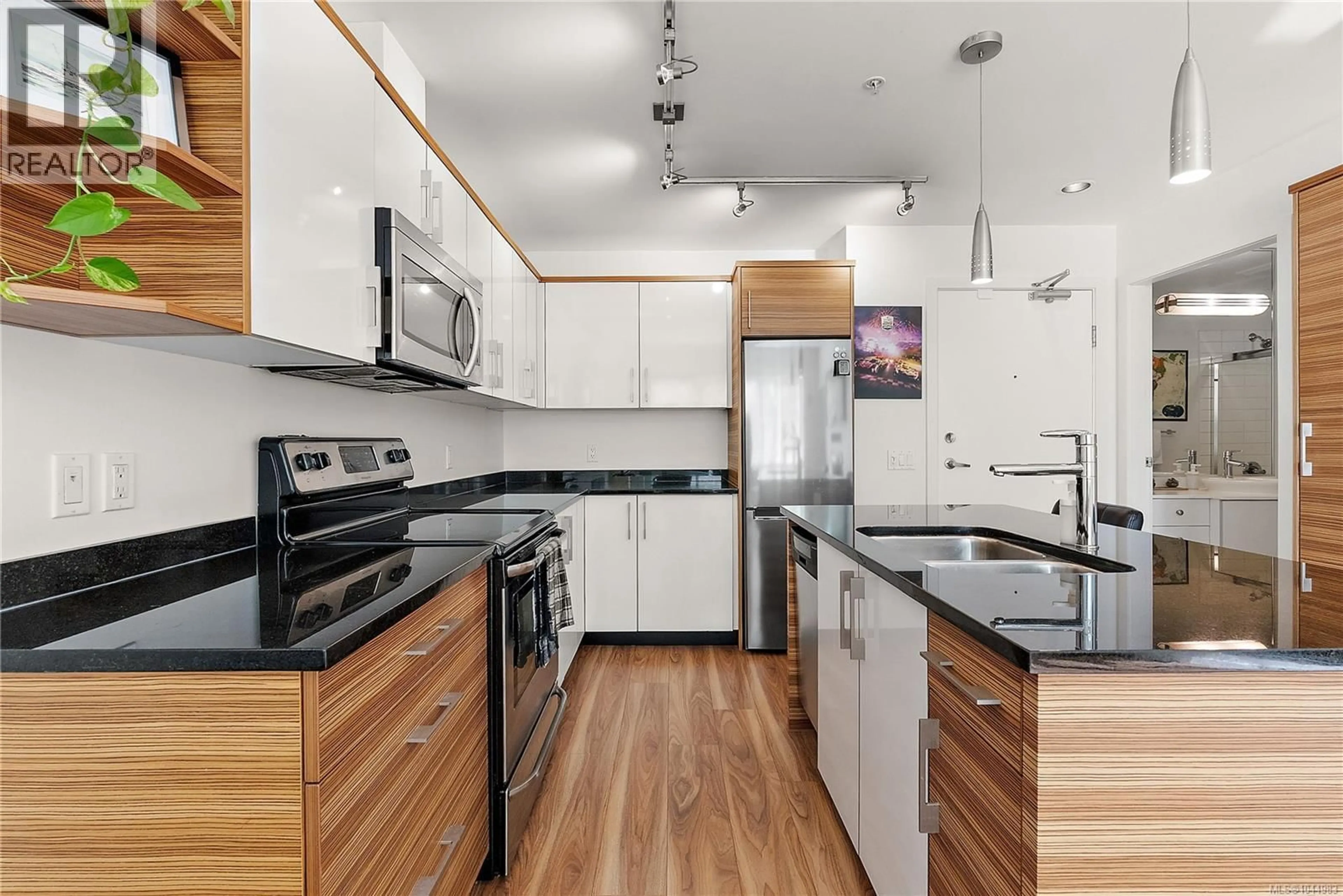 Standard kitchen, unknown for 102 - 4030 BORDEN STREET, Saanich British Columbia V8X2E9