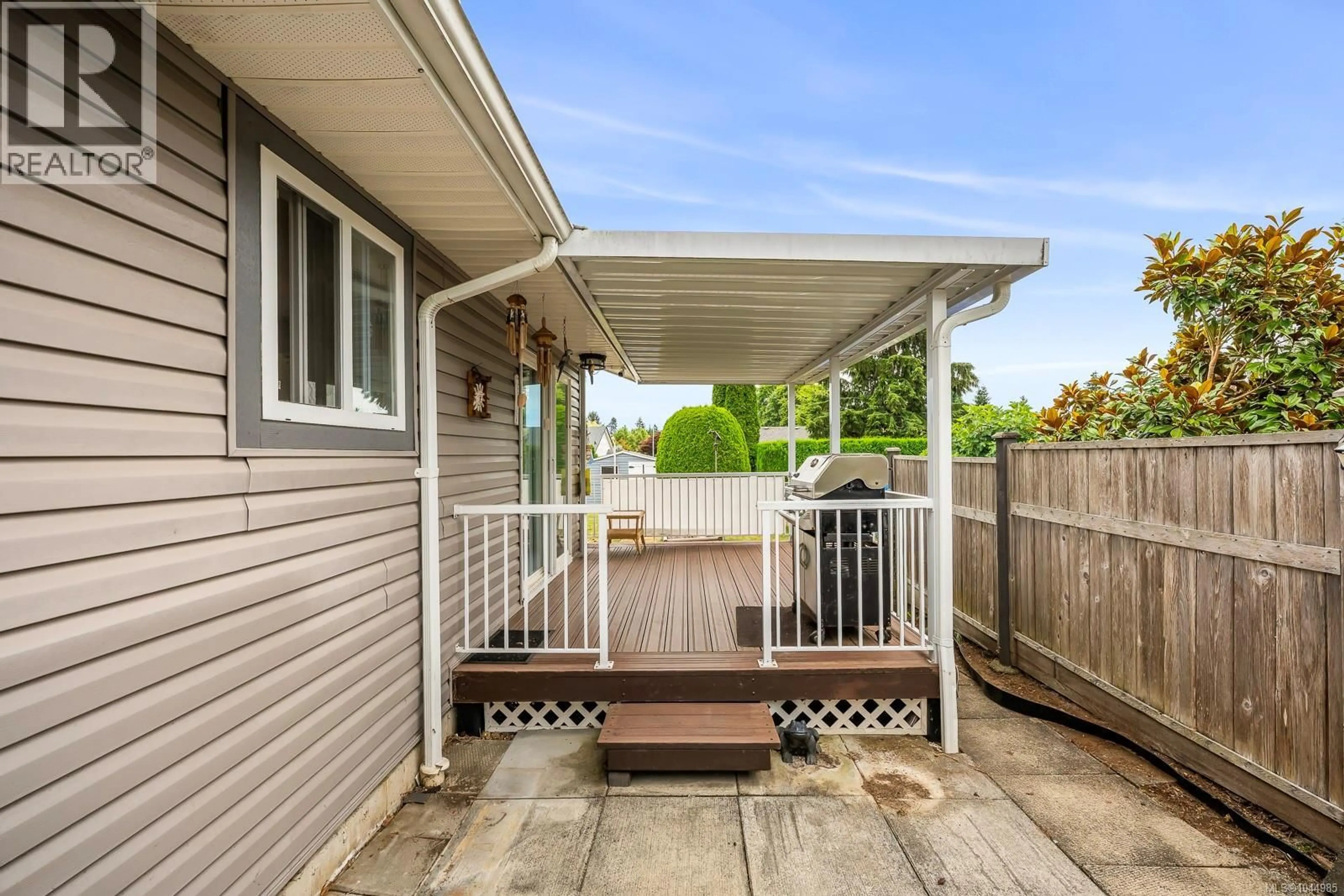 Patio, street for 2233 6TH STREET EAST, Courtenay British Columbia V9N7T8