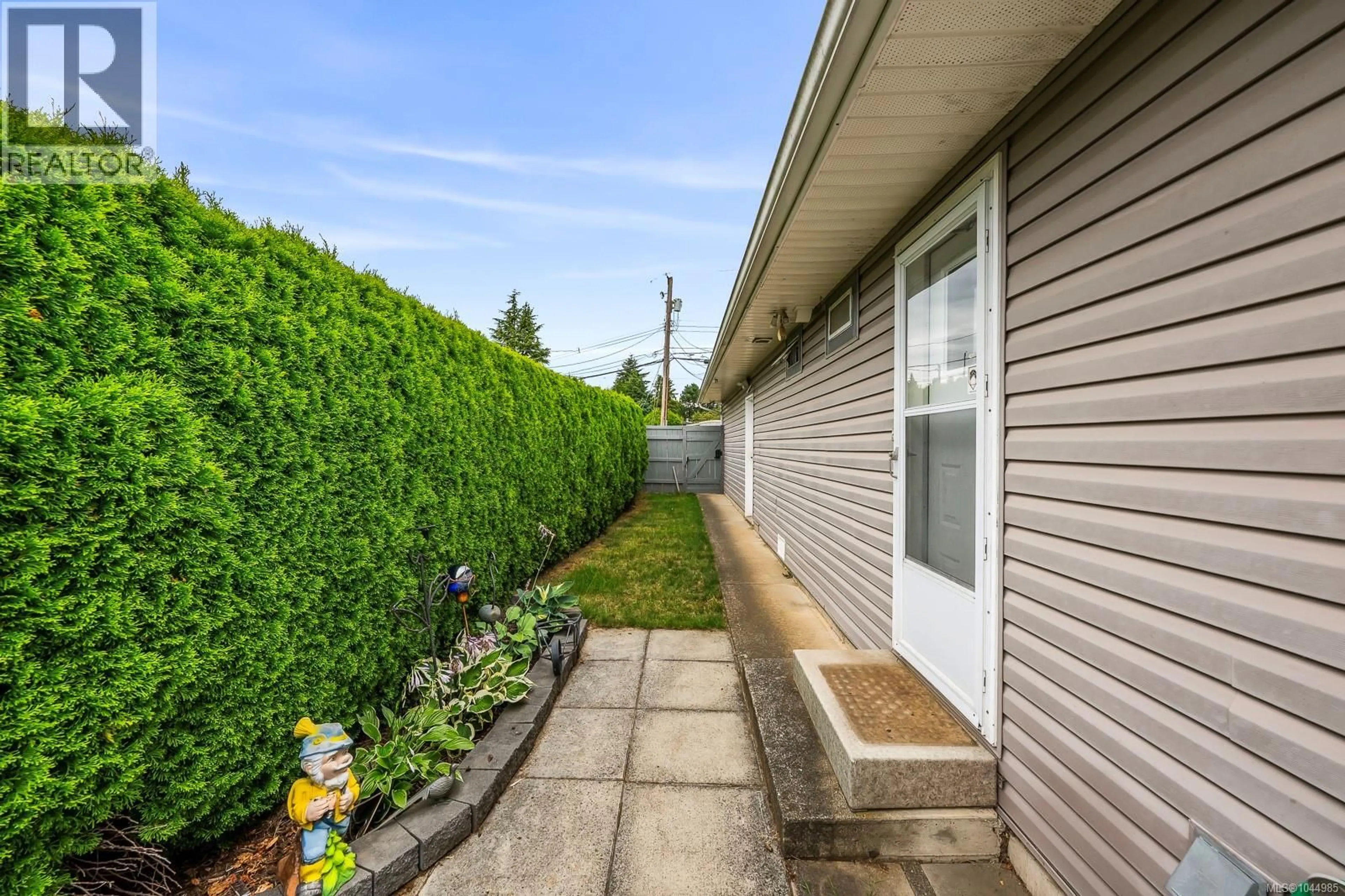 Patio, street for 2233 6TH STREET EAST, Courtenay British Columbia V9N7T8