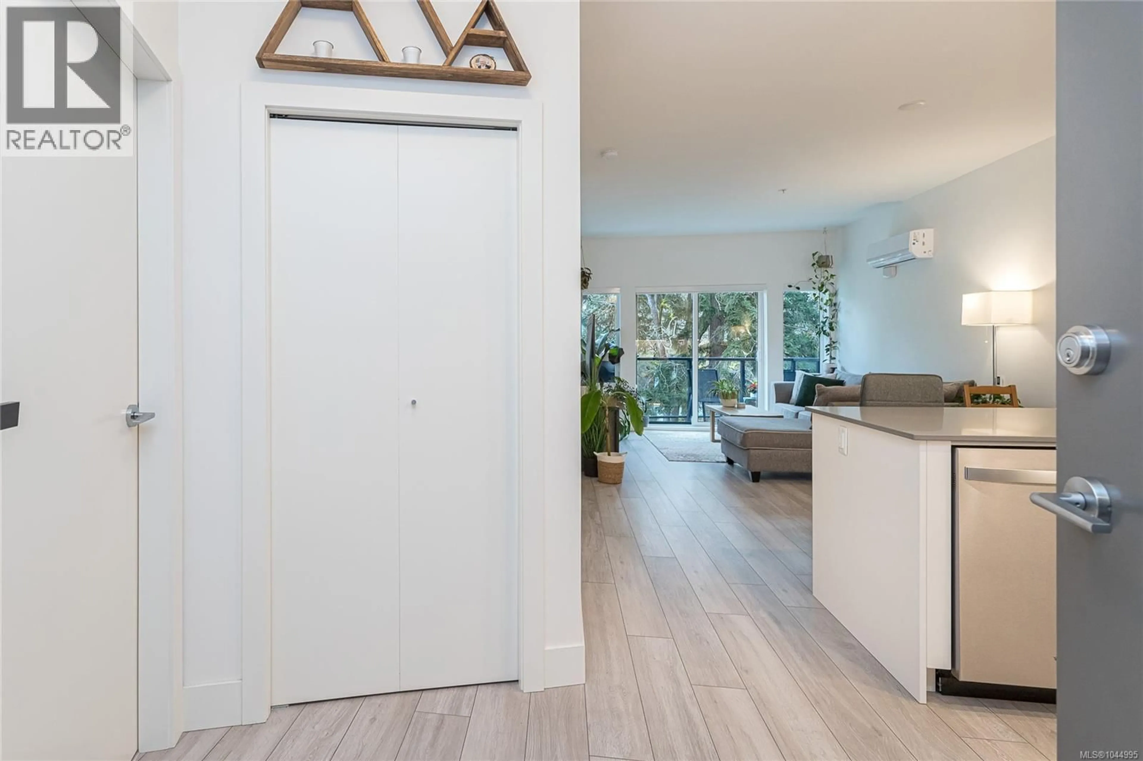 Indoor entryway for 312 - 991 MCKENZIE AVENUE, Saanich British Columbia V8X0B5