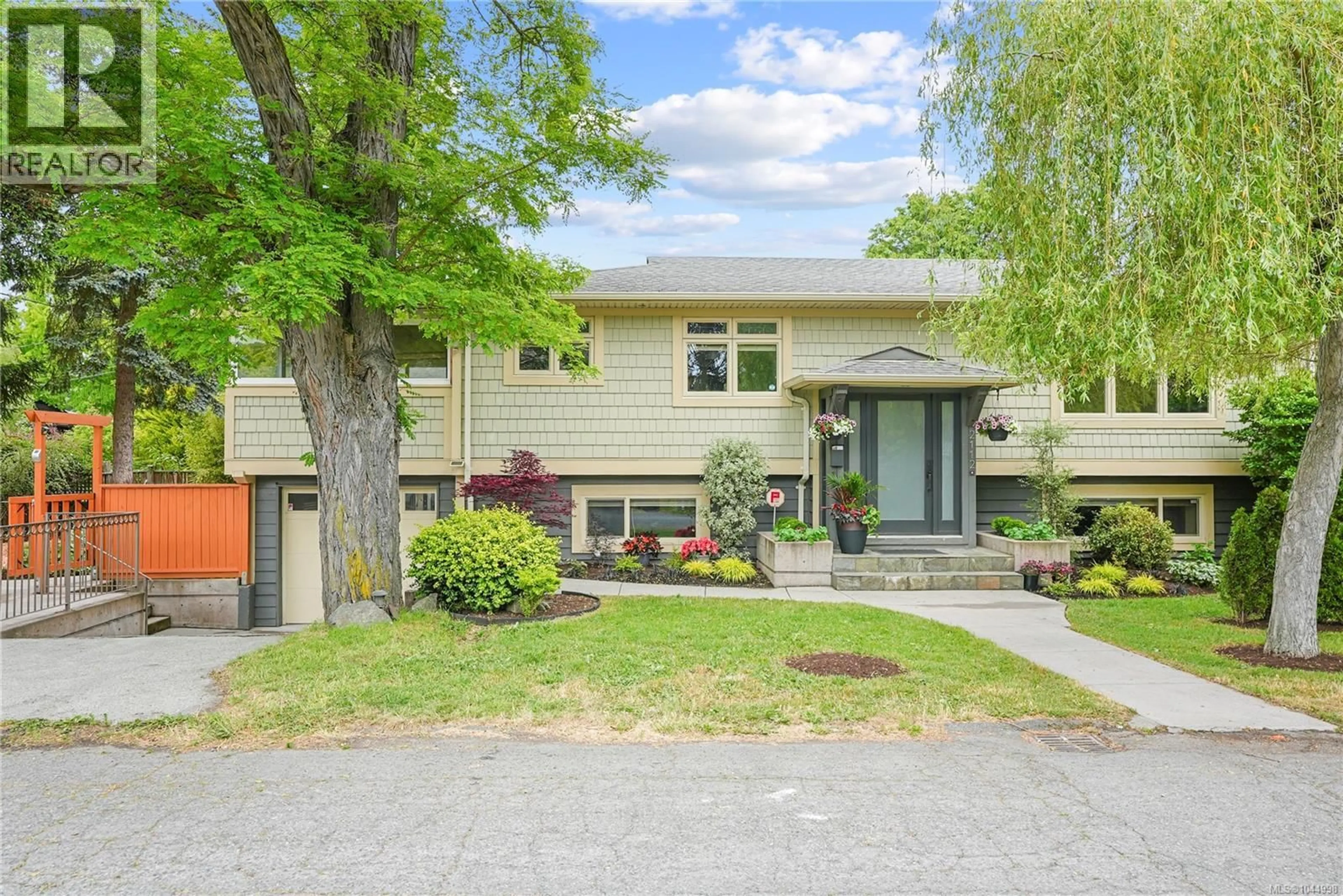 Home with vinyl exterior material, street for 2112 PENTLAND ROAD, Oak Bay British Columbia V8S2W4