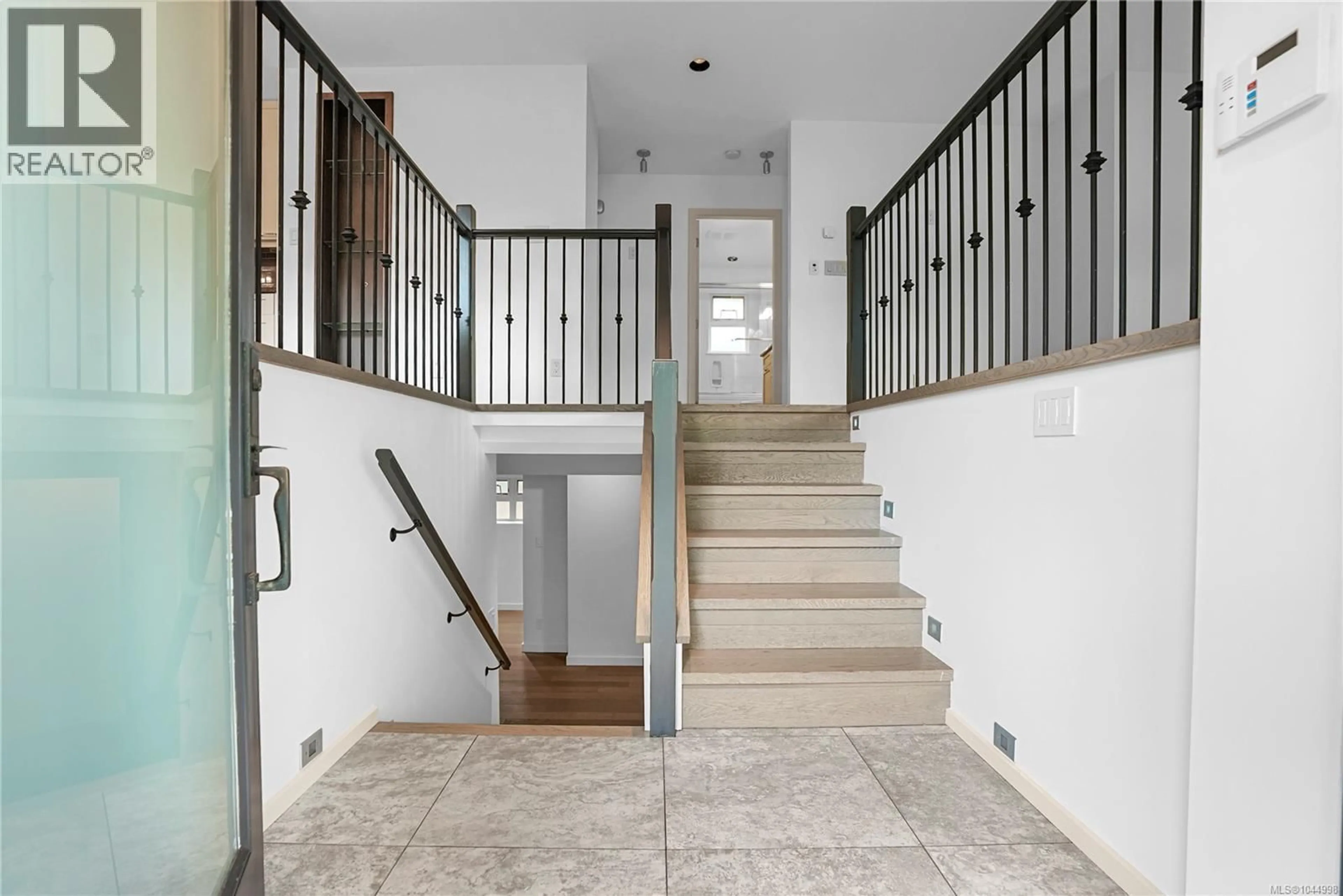 Stairs for 2112 PENTLAND ROAD, Oak Bay British Columbia V8S2W4