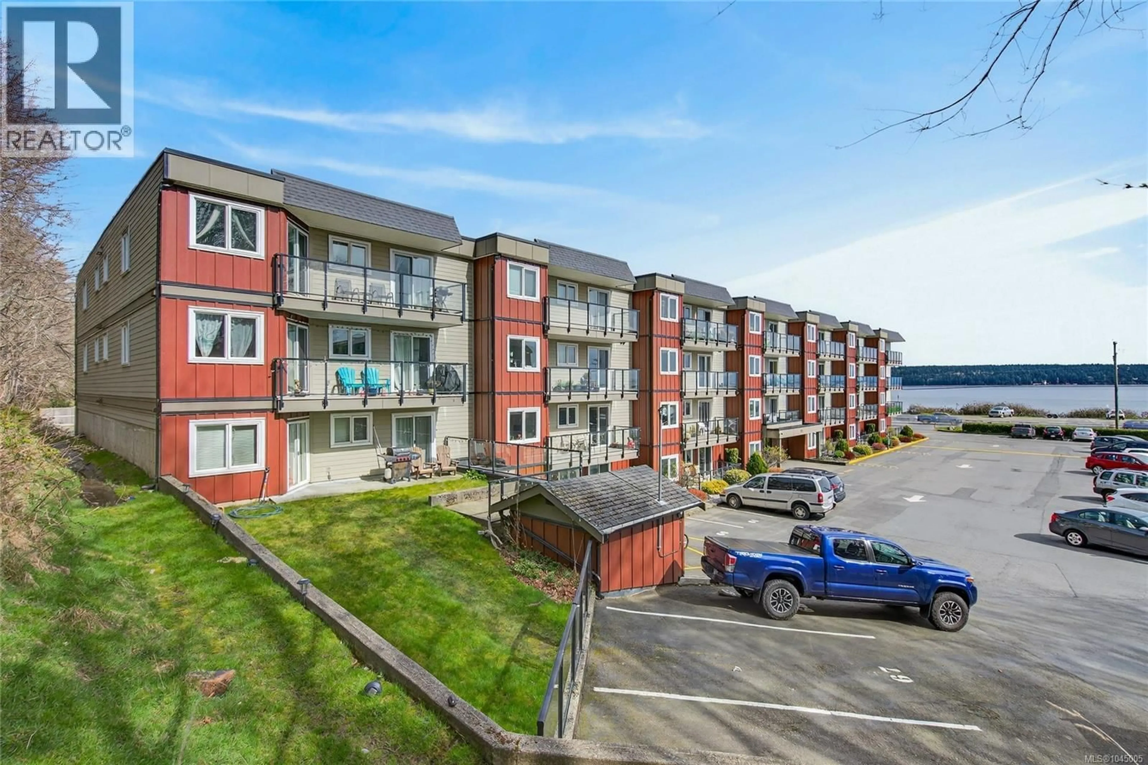A pic from outside/outdoor area/front of a property/back of a property/a pic from drone, unknown for 204 - 872 ISLAND HIGHWAY SOUTH, Campbell River British Columbia V9W1A8