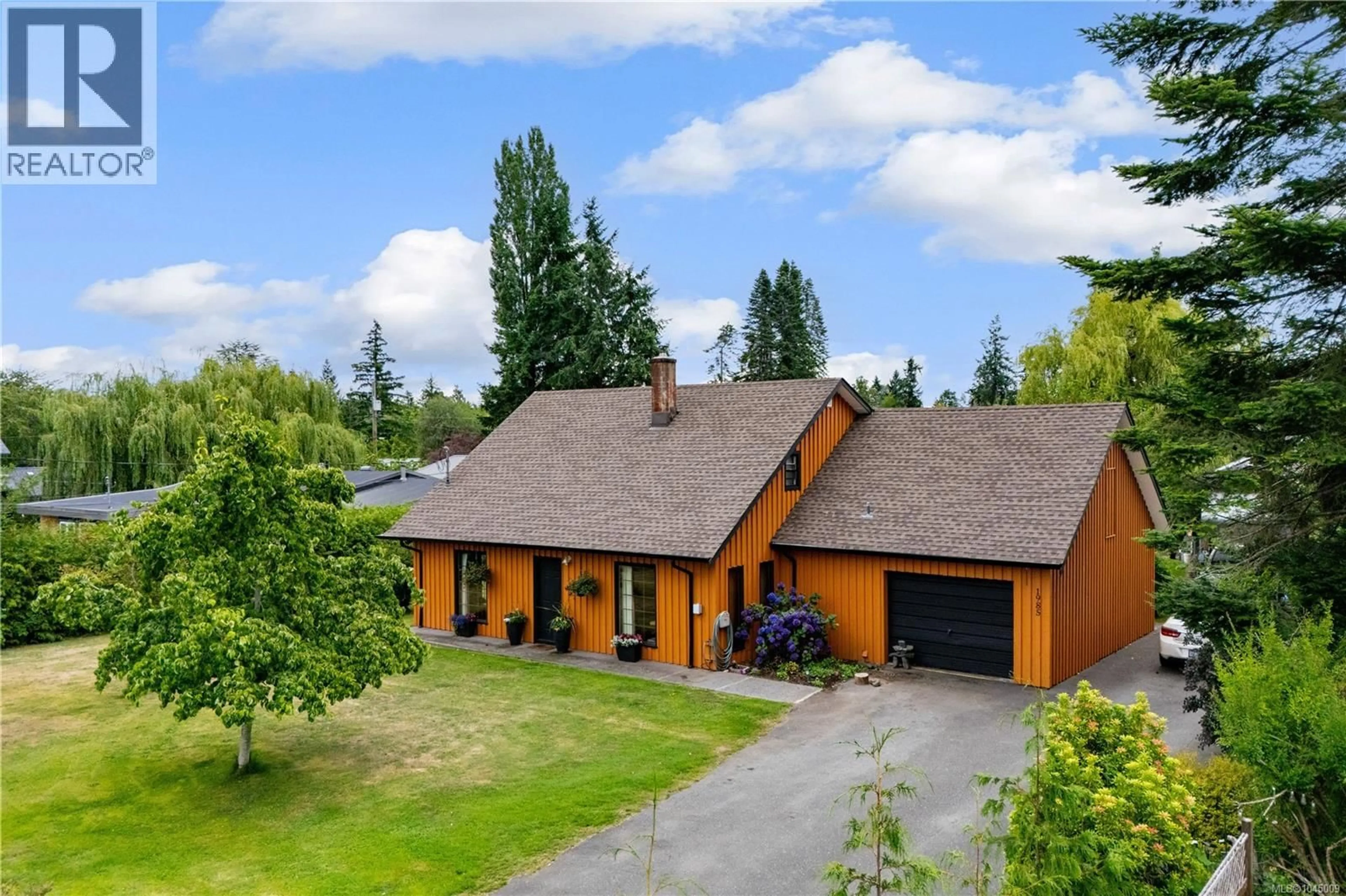 A pic from outside/outdoor area/front of a property/back of a property/a pic from drone, unknown for 1985 WILLIS ROAD, Campbell River British Columbia V9W3W4