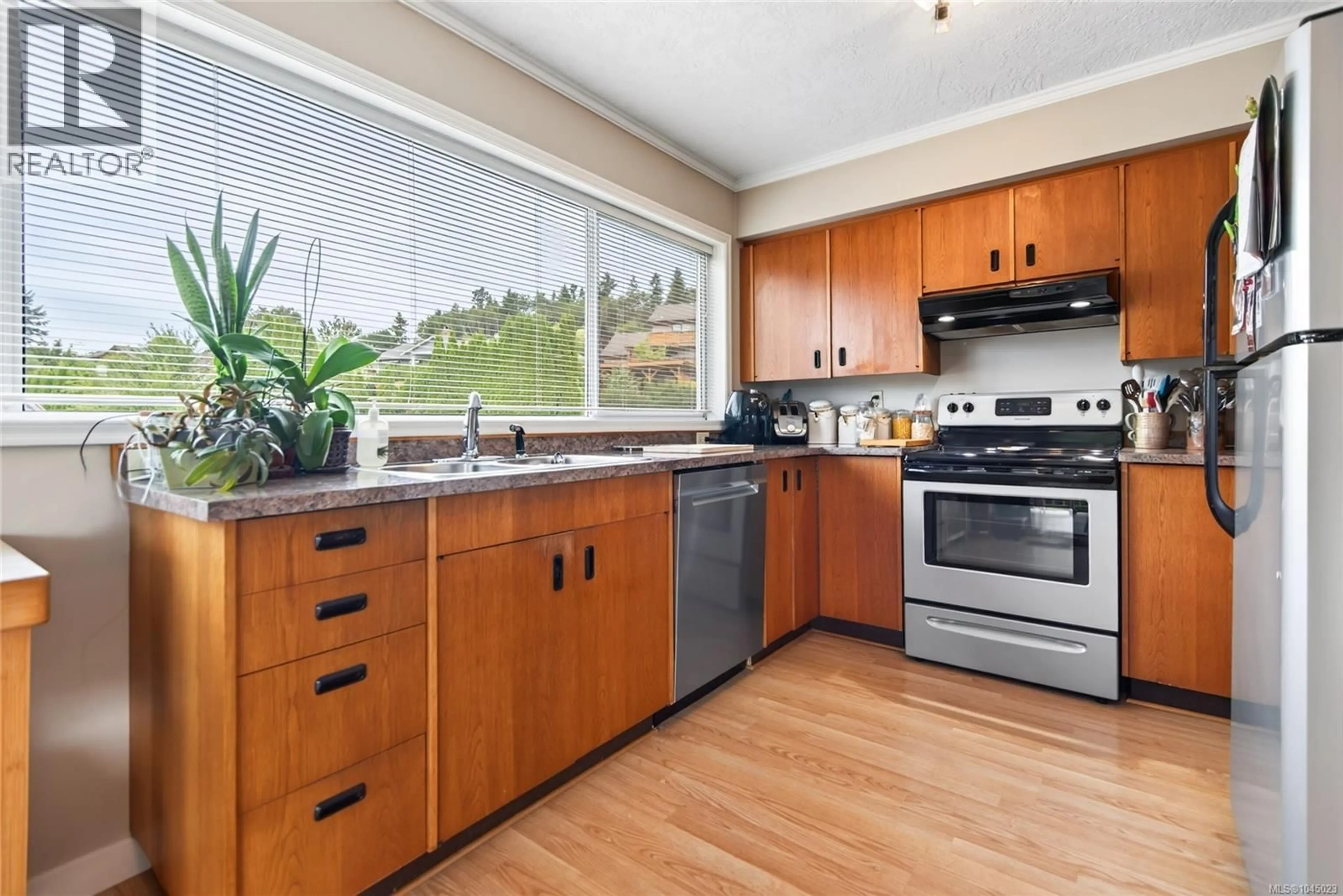 Standard kitchen, wood/laminate floor for 356 REES ROAD, Courtenay British Columbia V9N6B9