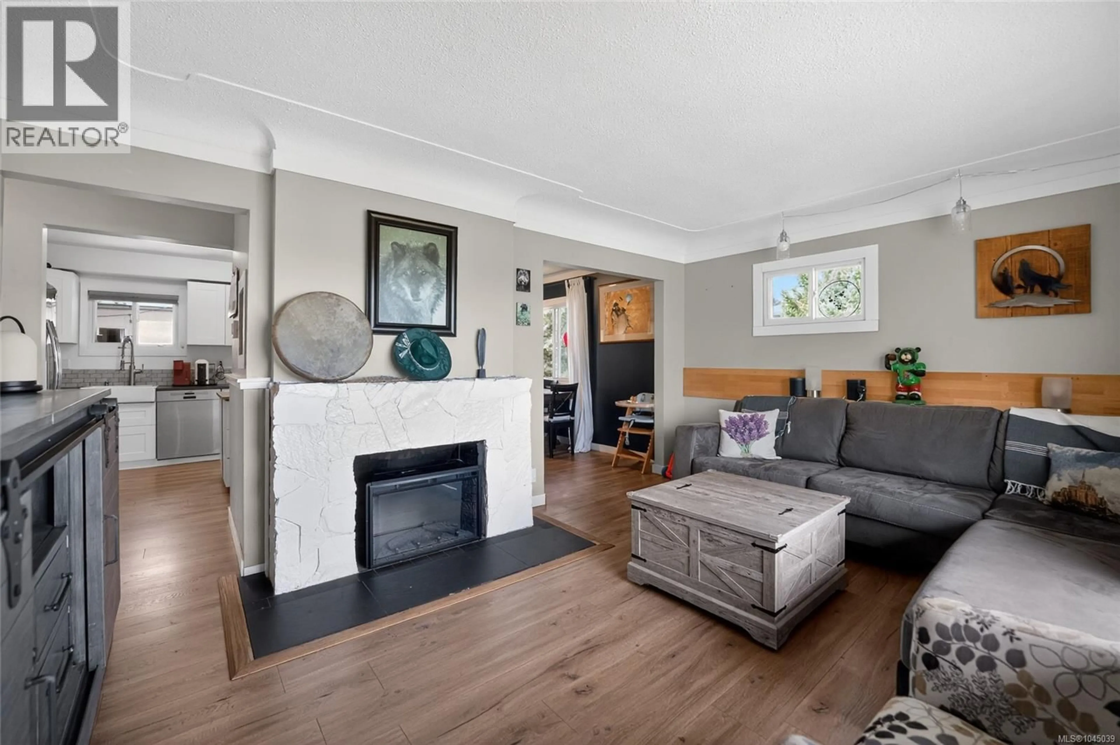 Living room with furniture, wood/laminate floor for 439 STIRLING AVENUE, Nanaimo British Columbia V9R4C3