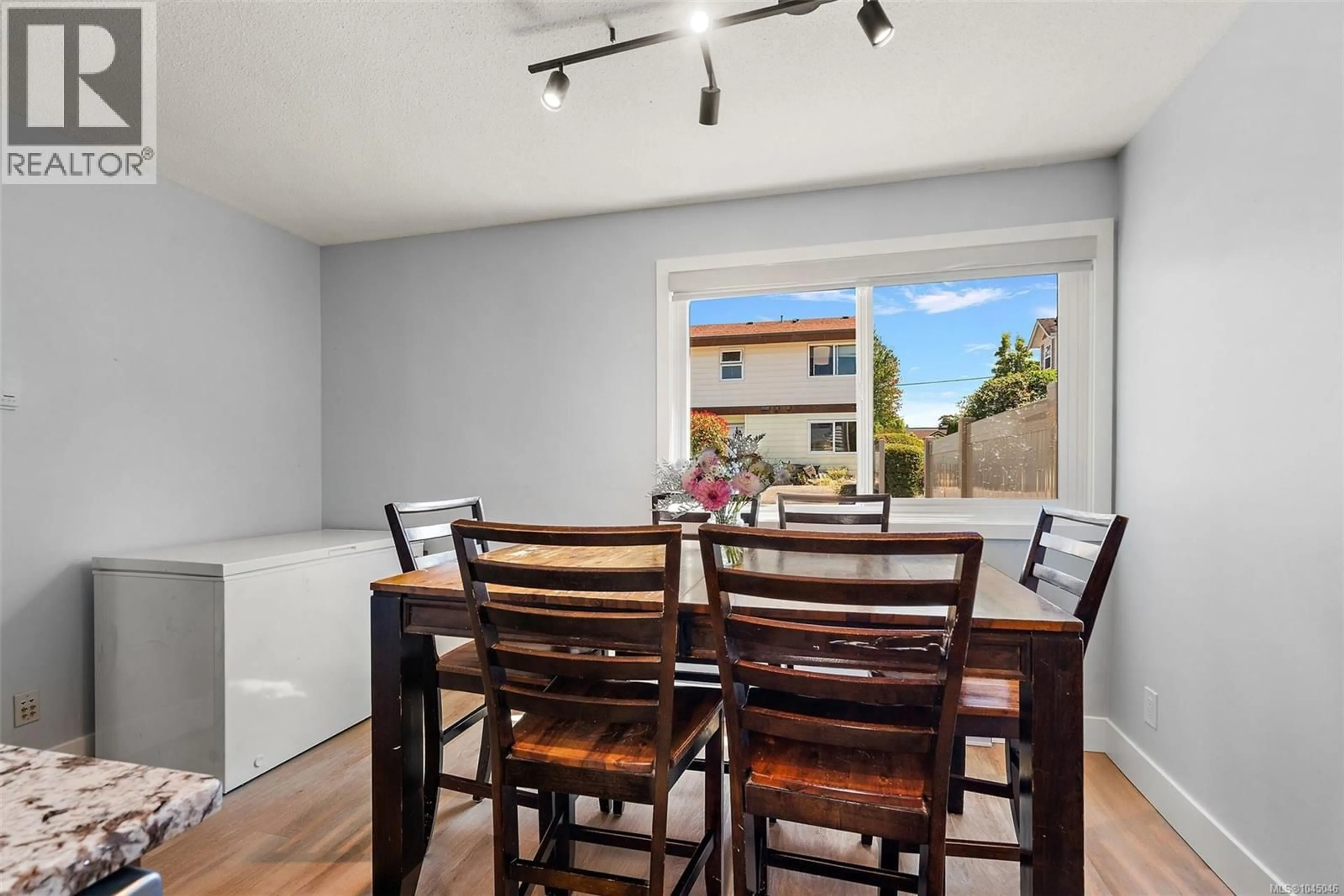 Dining room, wood/laminate floor for 7 - 10046 FIFTH STREET, Sidney British Columbia V8L2X9