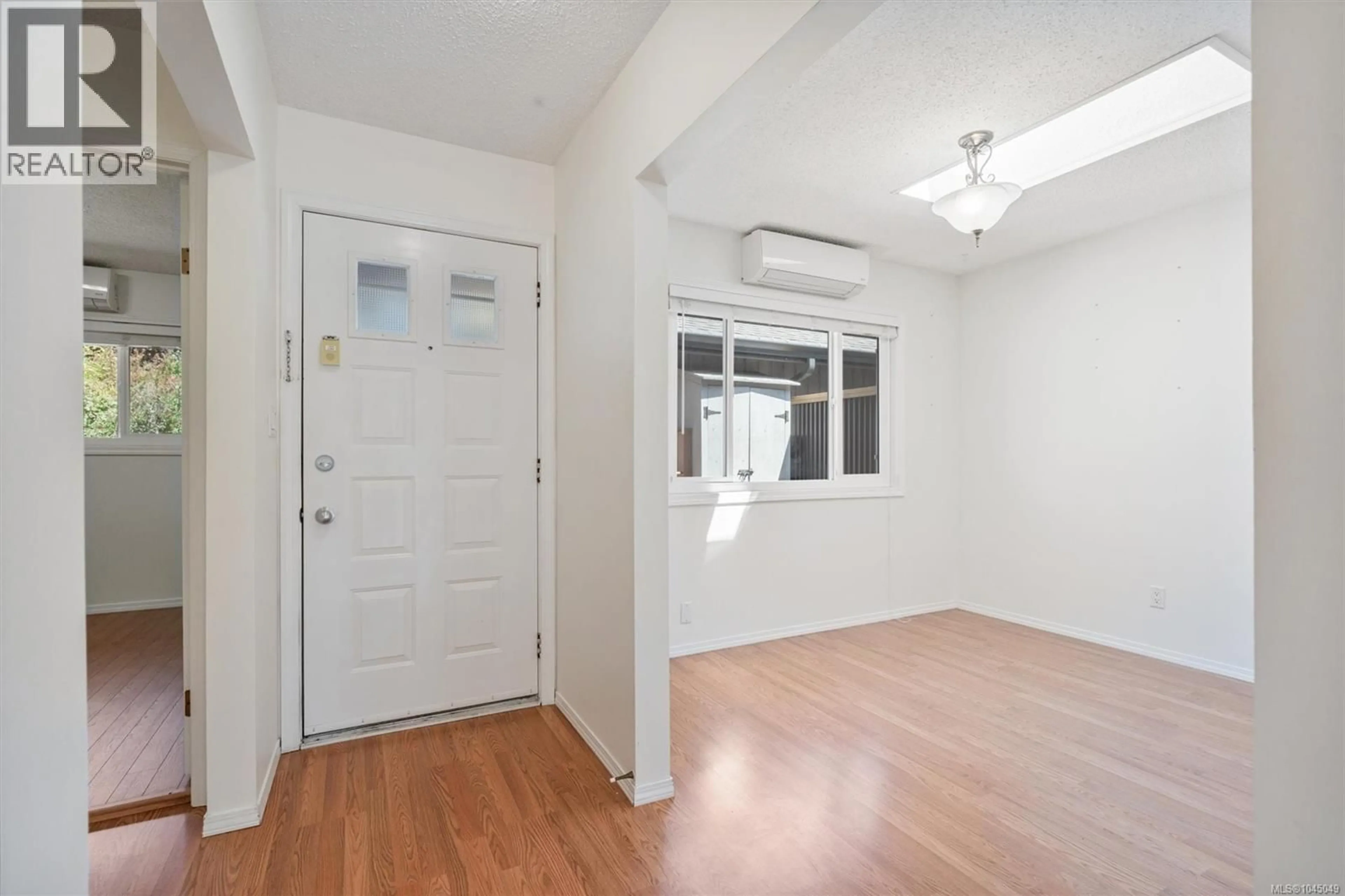 Indoor entryway for 4 - 1184 CLARKE ROAD, Central Saanich British Columbia V8N2C3