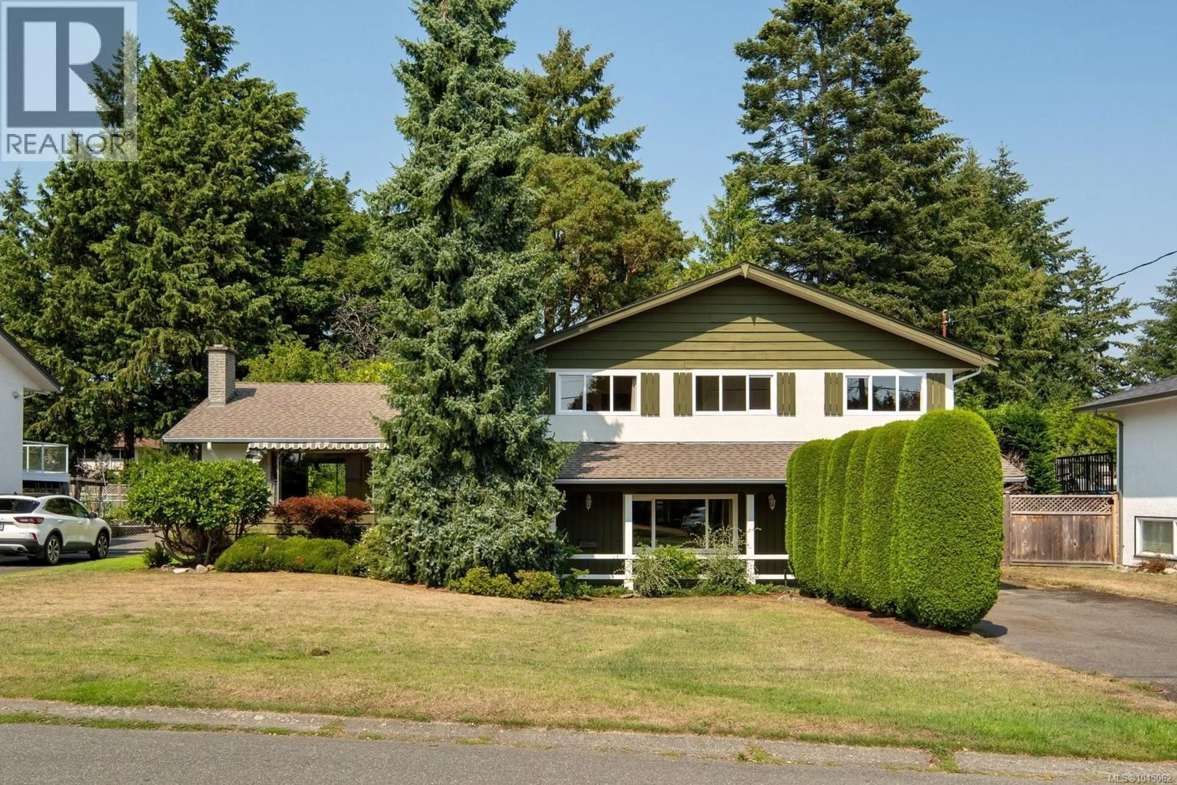 Home with vinyl exterior material, unknown for 2045 SAN RAFAEL CRESCENT, Saanich British Columbia V8N2H7