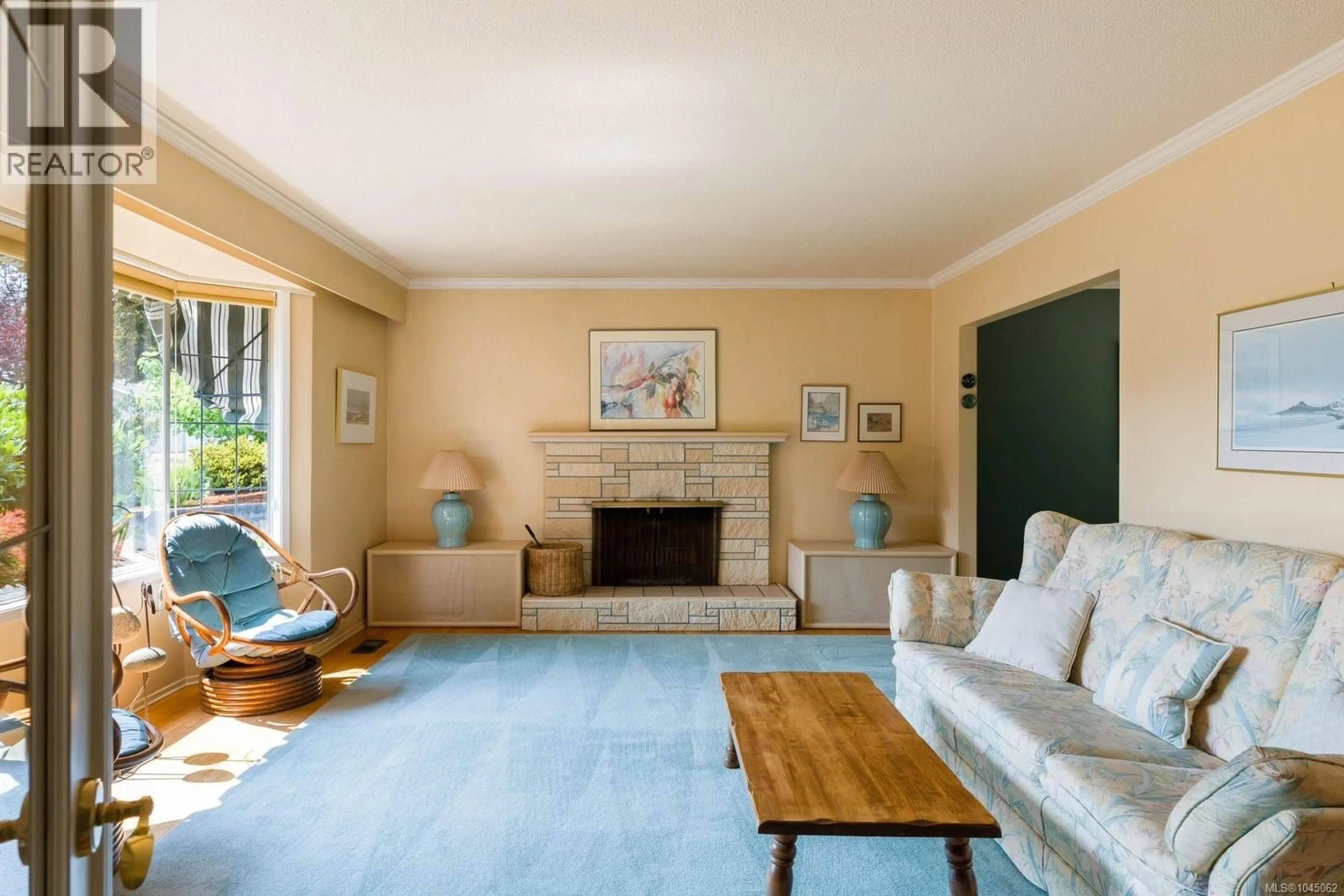 Living room with furniture, unknown for 2045 SAN RAFAEL CRESCENT, Saanich British Columbia V8N2H7