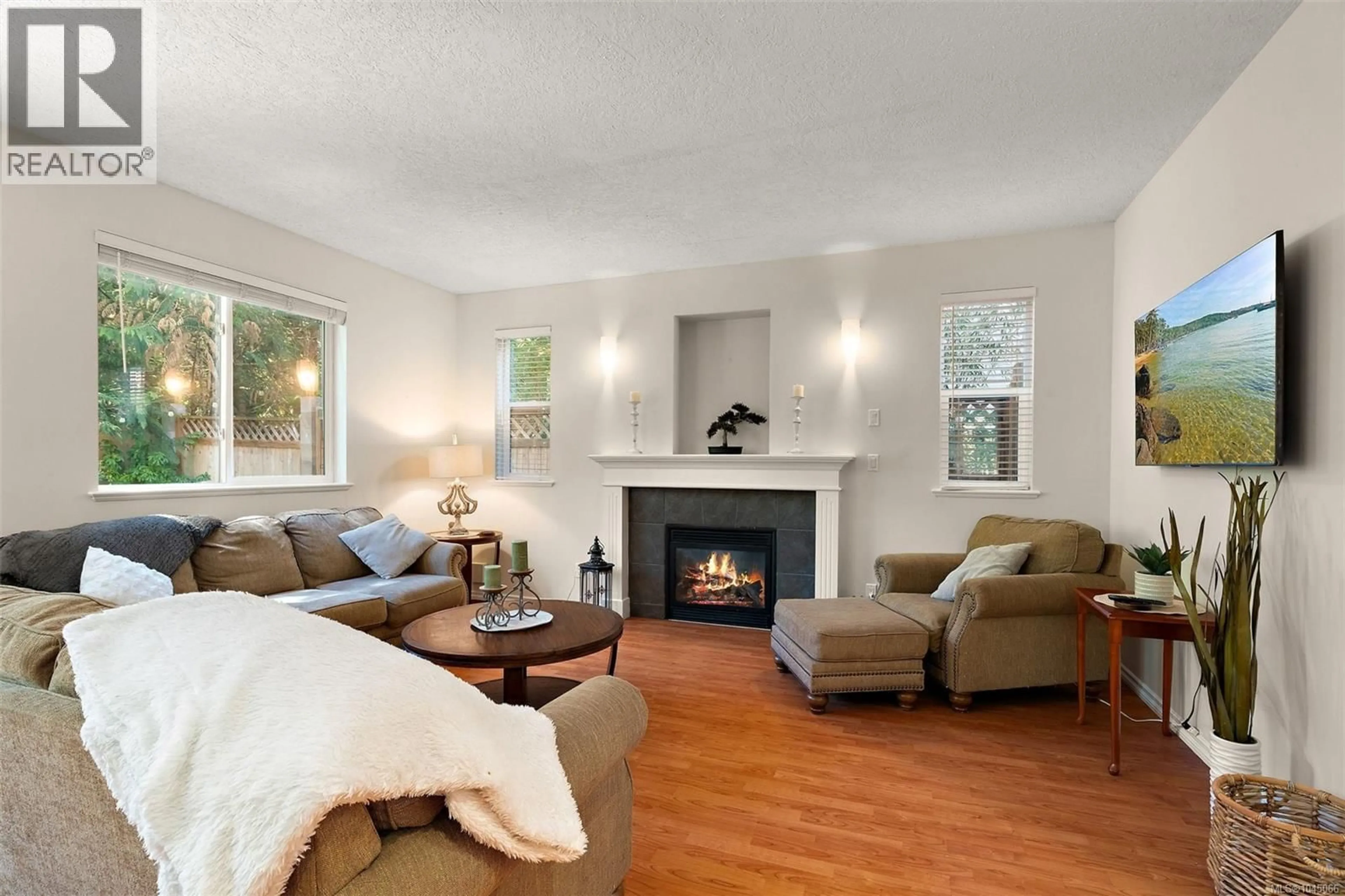 Living room with furniture, wood/laminate floor for 989 WILD POND LANE, Langford British Columbia V9C4M7