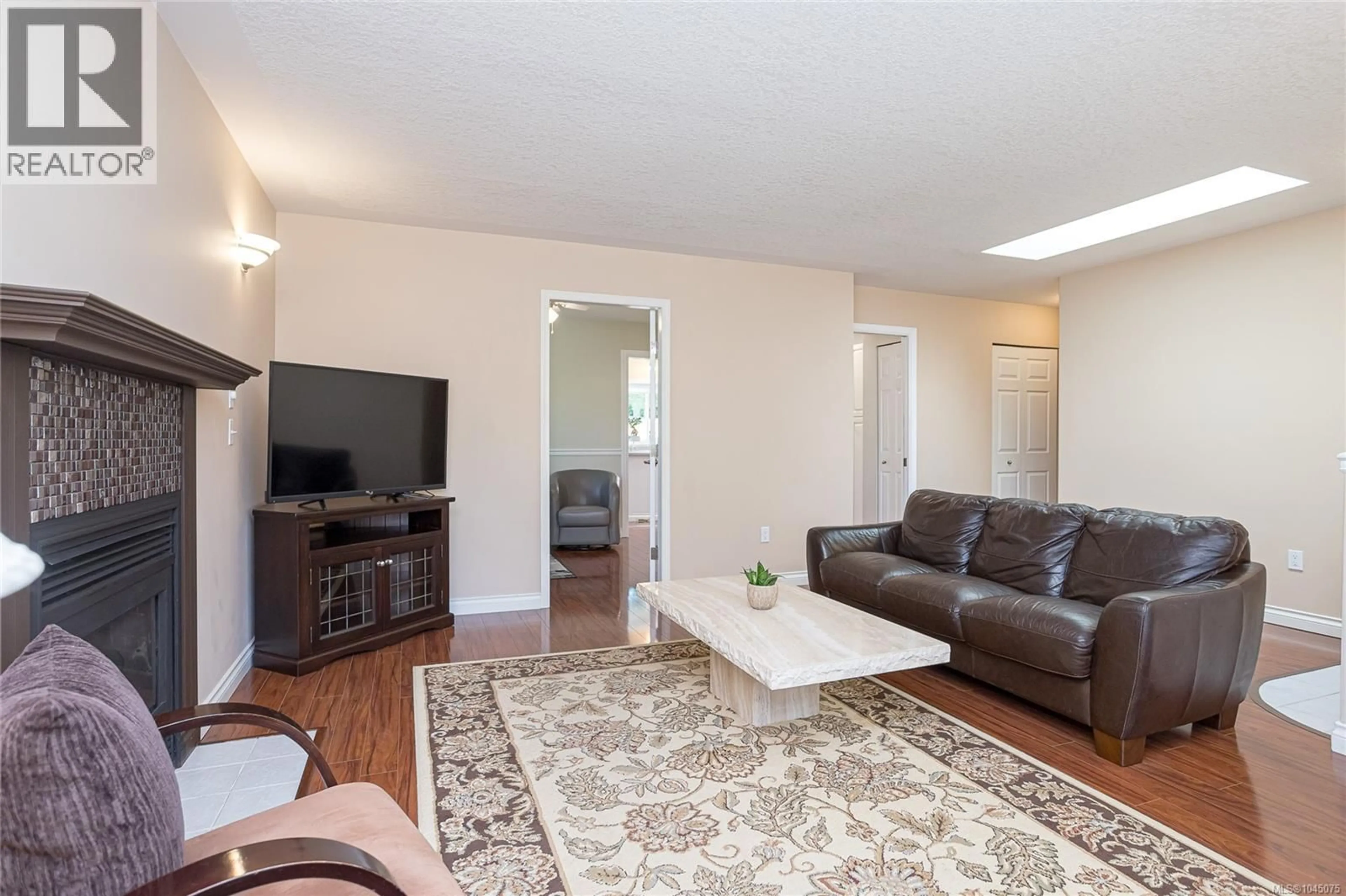 Living room with furniture, wood/laminate floor for 6140 DENALI DRIVE, Duncan British Columbia V9L5N4