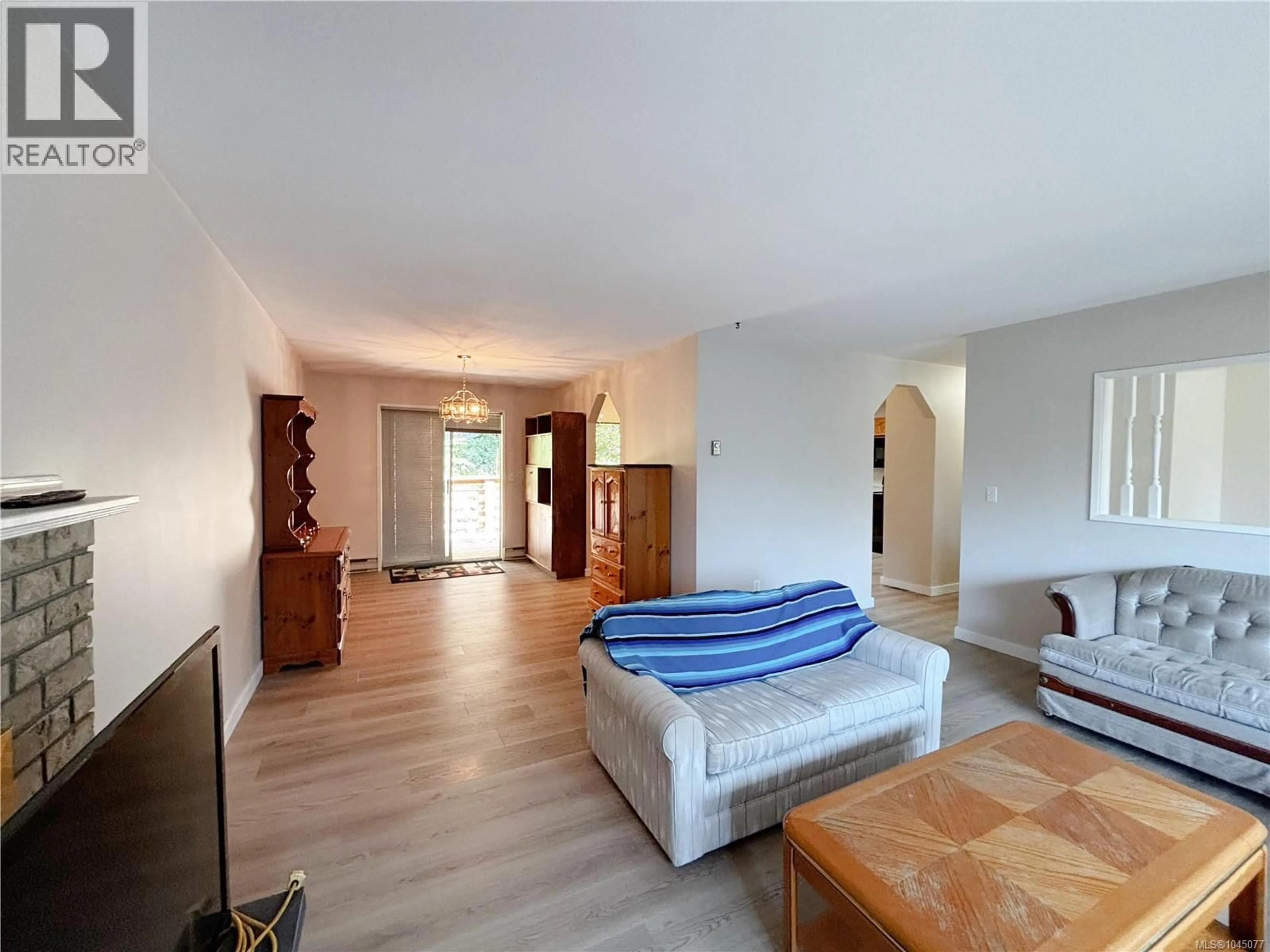 Living room with furniture, wood/laminate floor for 352 NOOTKA DRIVE, Gold River British Columbia V0P1G0