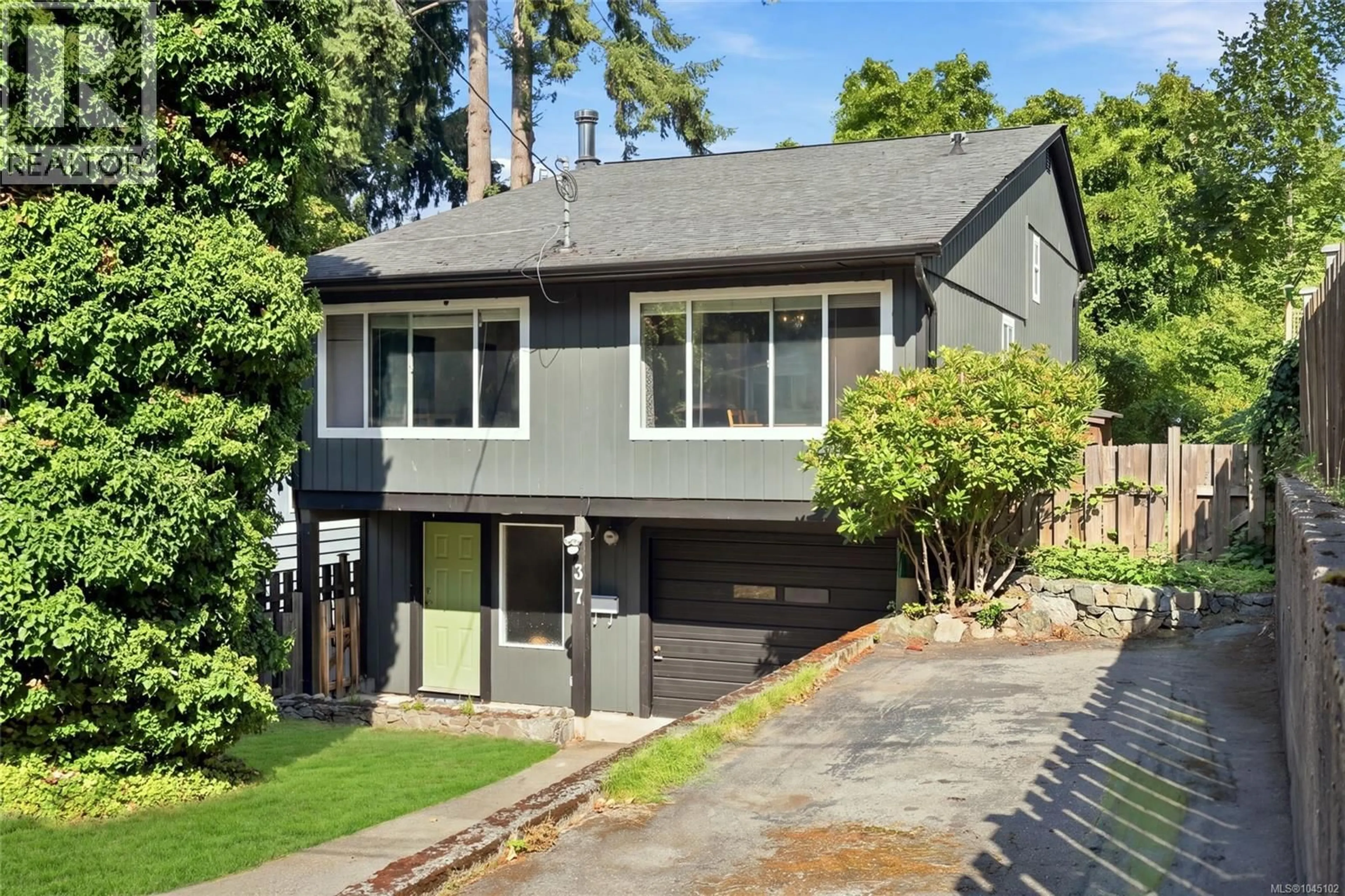 Home with vinyl exterior material, street for 37 KANAKA PLACE, Nanaimo British Columbia V9T5B7