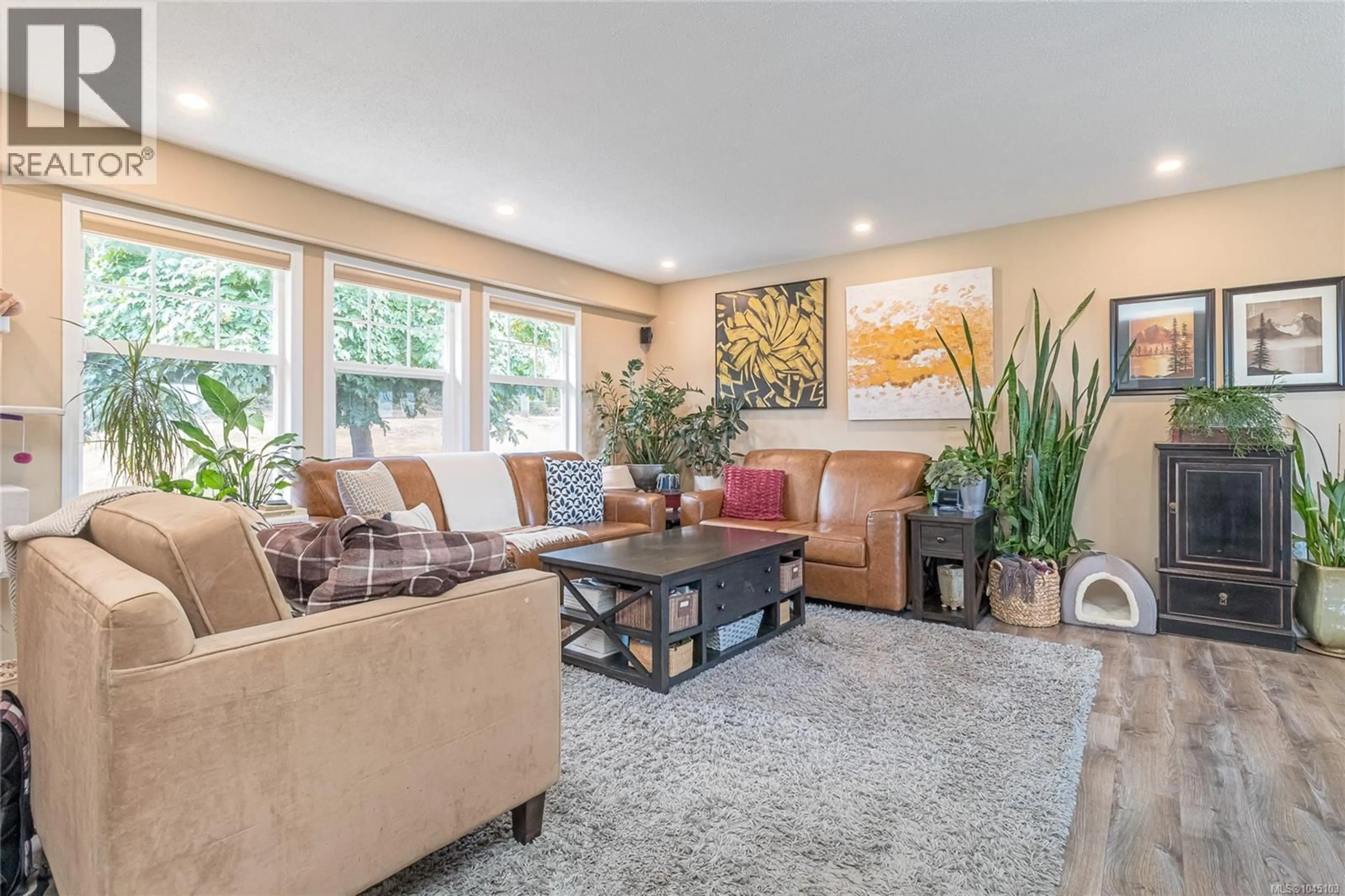 Living room with furniture, unknown for 1423 TATLO ROAD, Crofton British Columbia V0R1R0