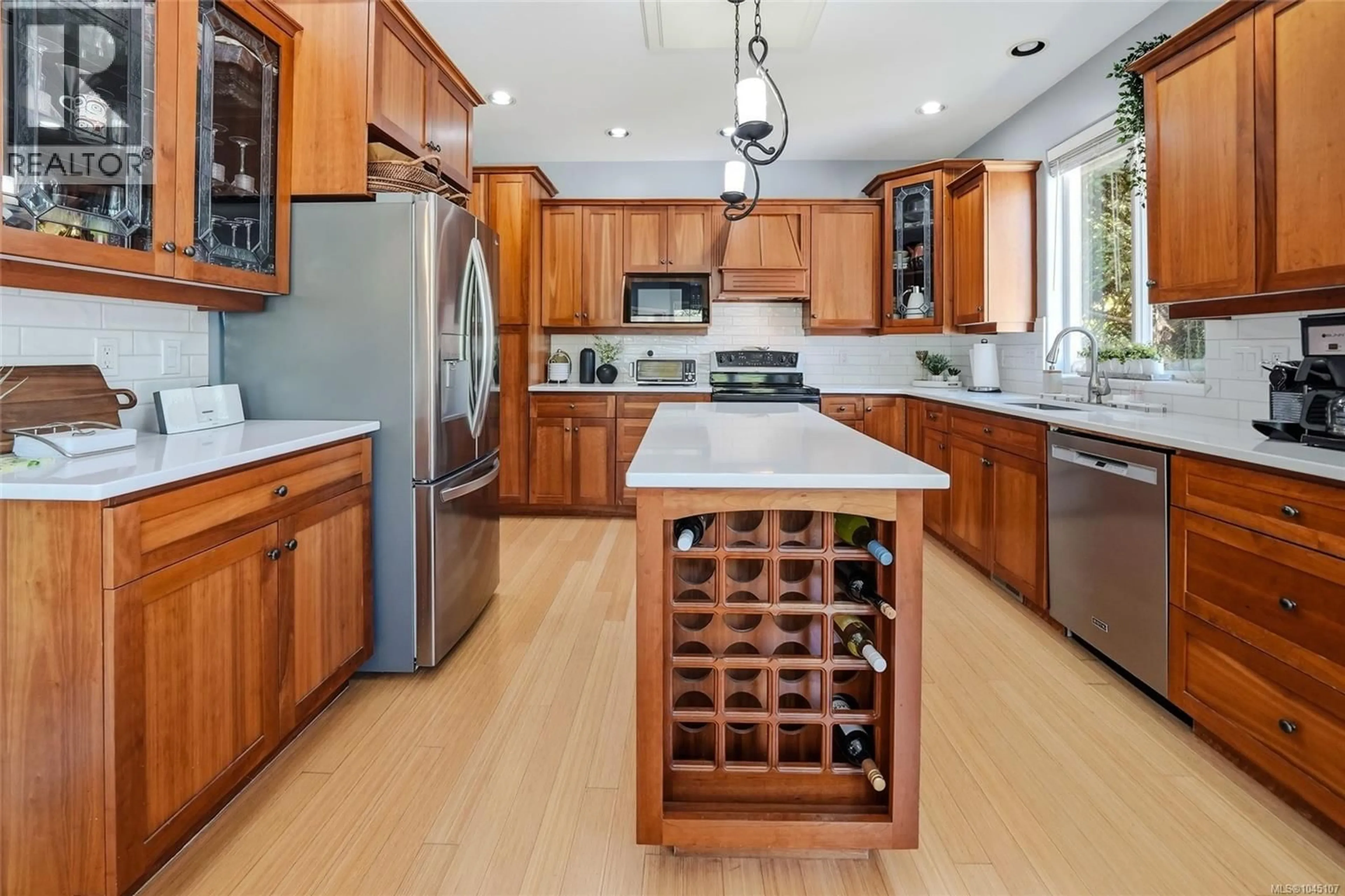 Contemporary kitchen, unknown for 3712 CAVENDISH BOULEVARD, Nanaimo British Columbia V9T6P7