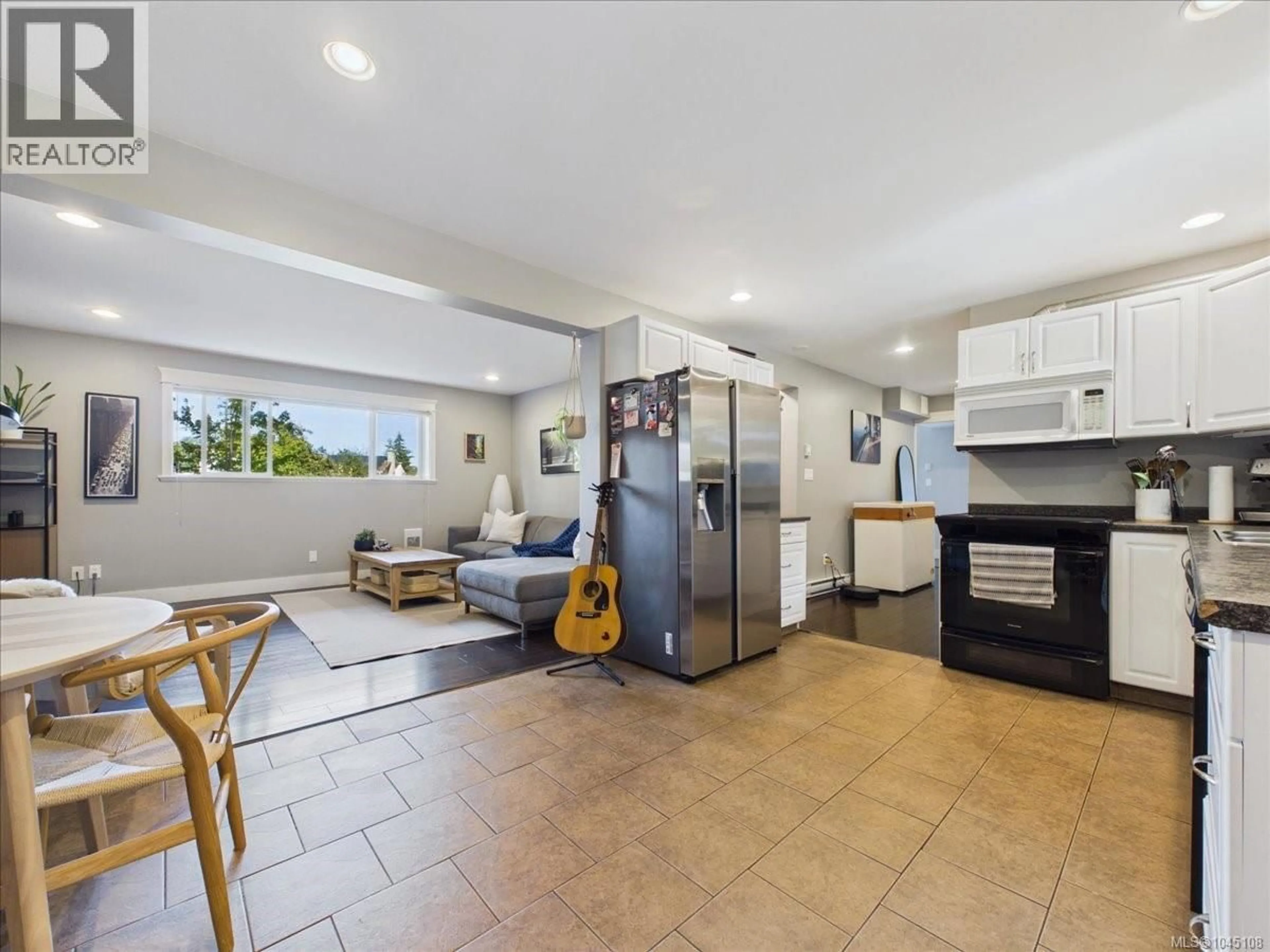 Open concept kitchen, ceramic/tile floor for 9478 EASTBROOK DRIVE, Sidney British Columbia V8L4J1
